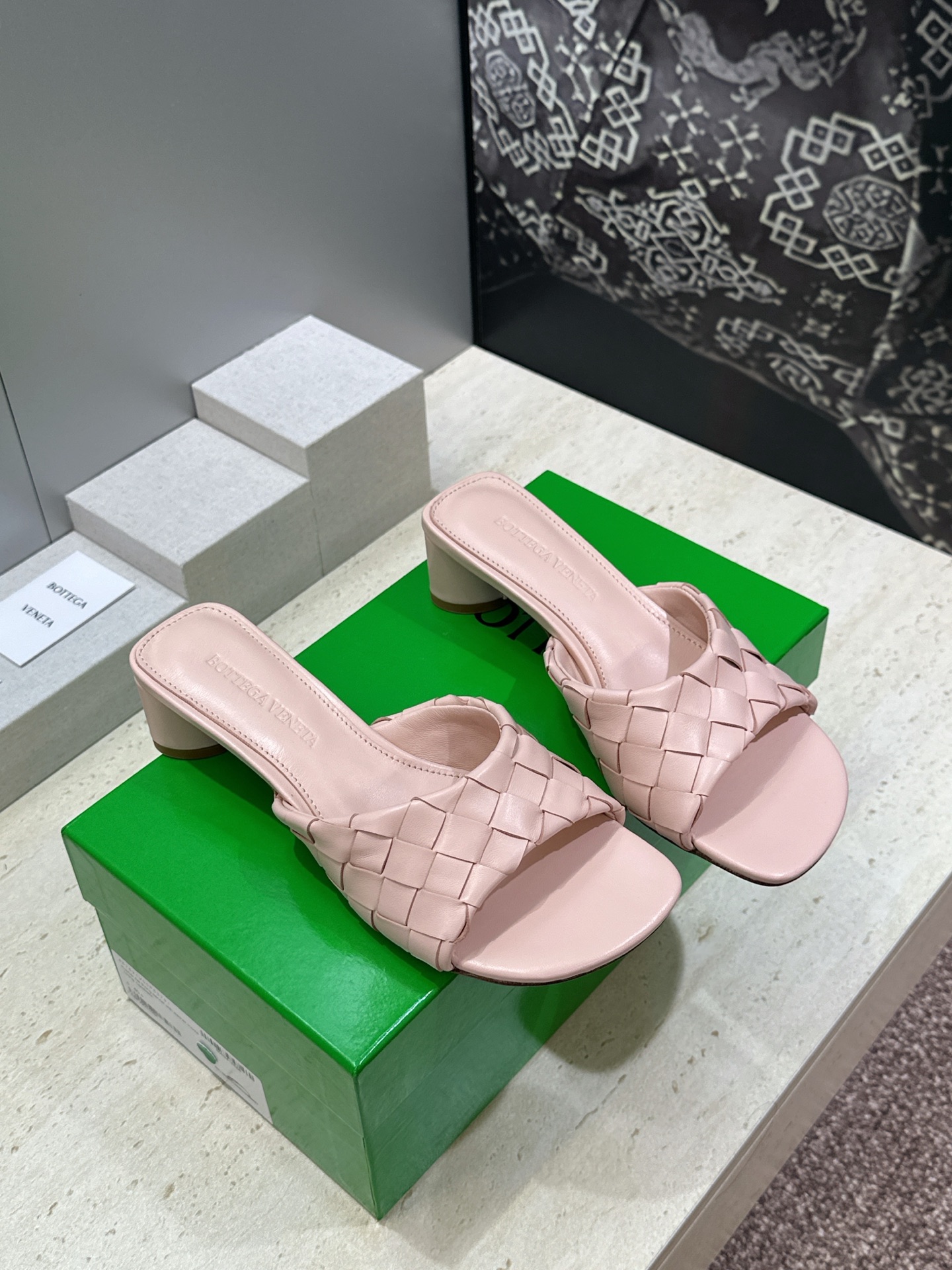 Bottega Veneta 葆蝶家2026春夏新款粗跟编织沙滩女鞋 BV字母logo中跟方头露趾凉拖鞋