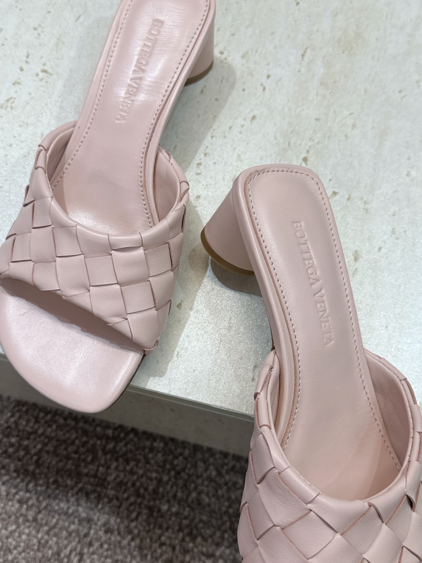 Bottega Veneta 葆蝶家2026春夏新款粗跟编织沙滩女鞋 BV字母logo中跟方头露趾凉拖鞋