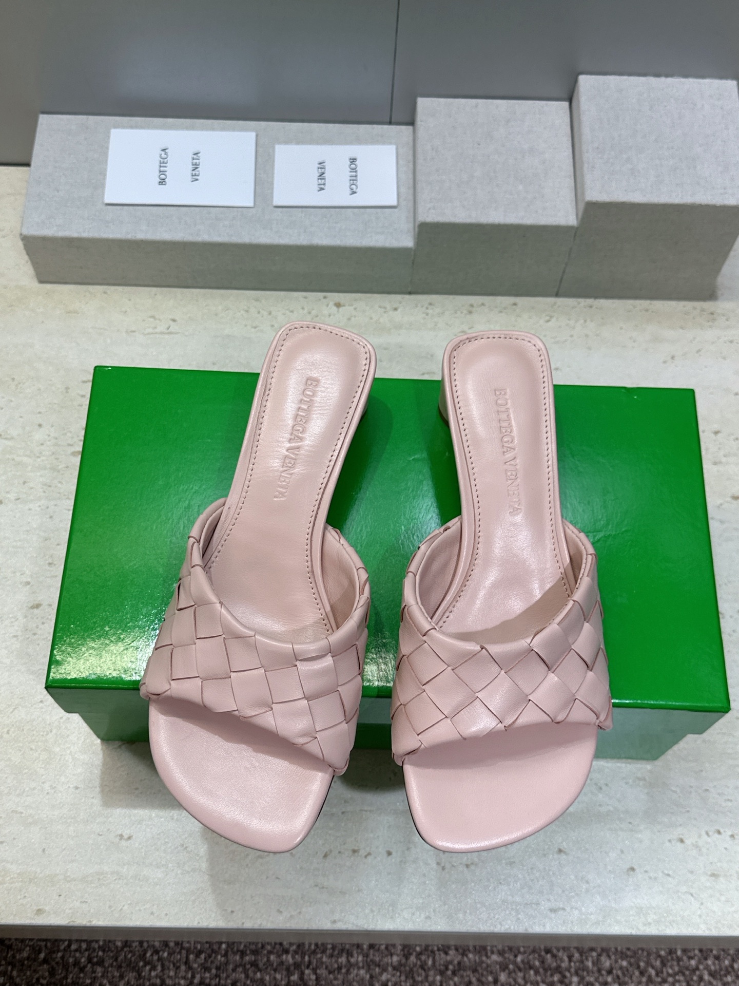 Bottega Veneta 葆蝶家2026春夏新款粗跟编织沙滩女鞋 BV字母logo中跟方头露趾凉拖鞋