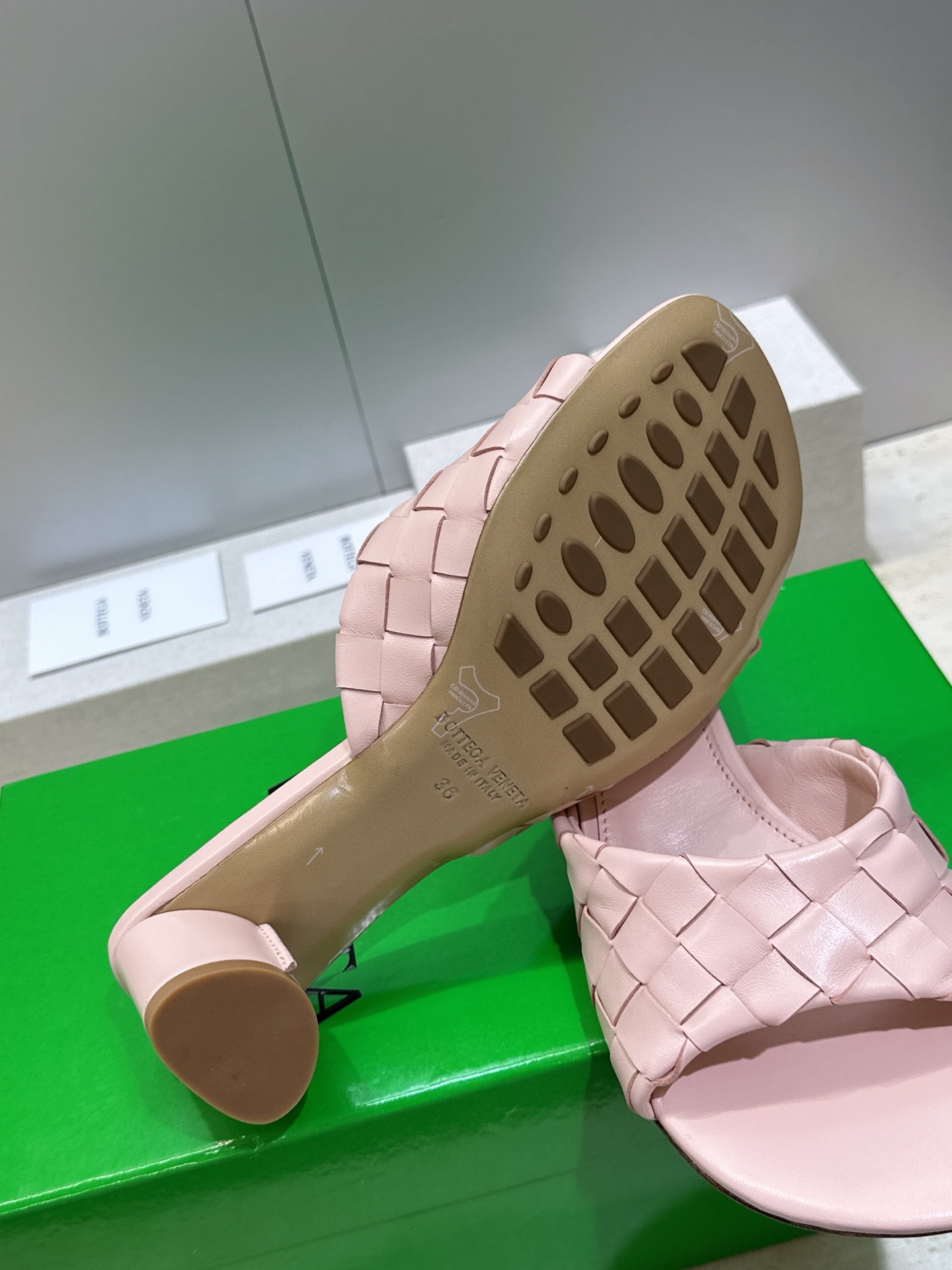 Bottega Veneta 葆蝶家2026春夏新款粗跟编织沙滩女鞋 BV字母logo中跟方头露趾凉拖鞋