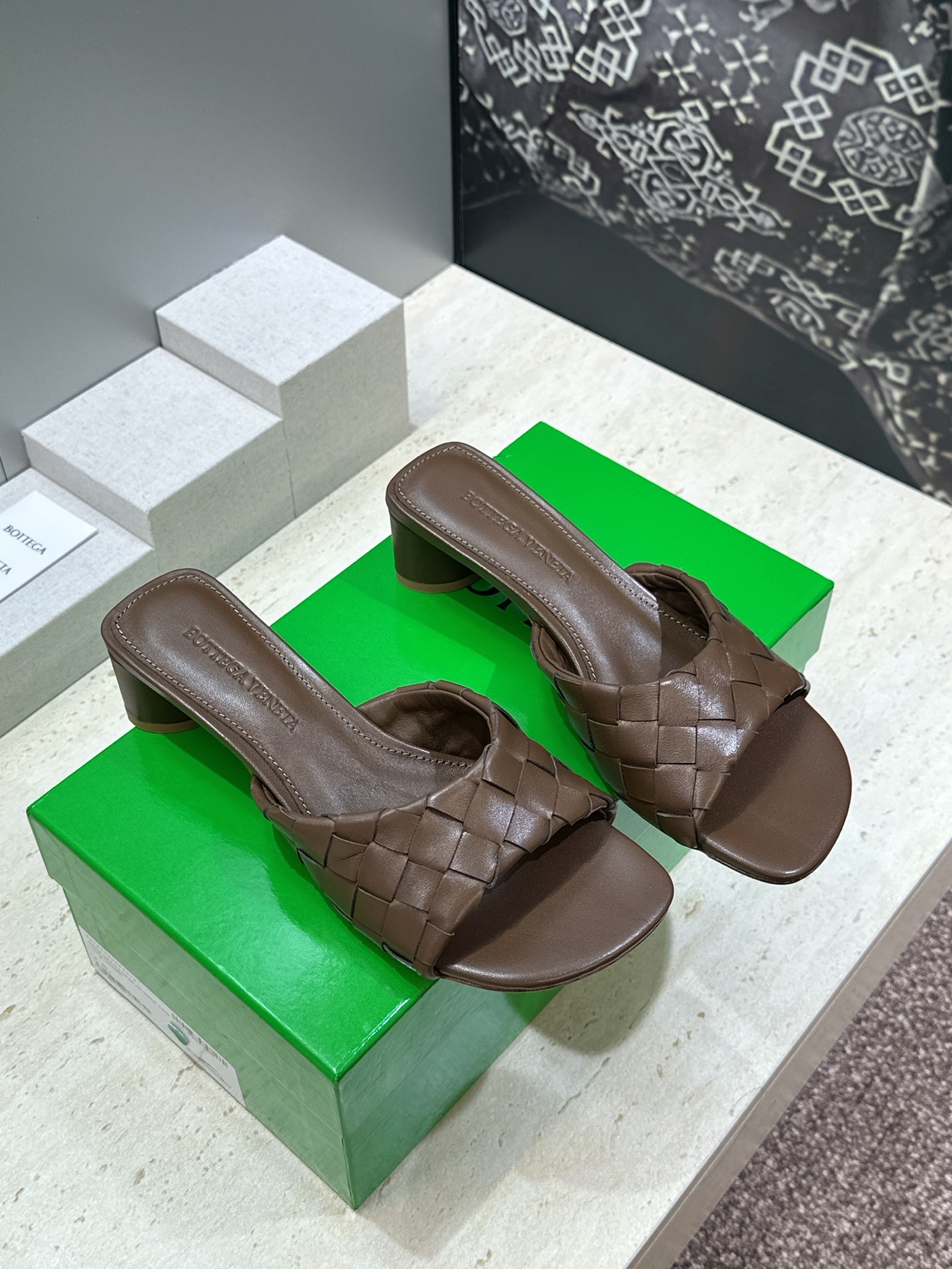 Bottega Veneta 葆蝶家2026春夏新款粗跟编织沙滩女鞋 BV字母logo中跟方头露趾凉拖鞋