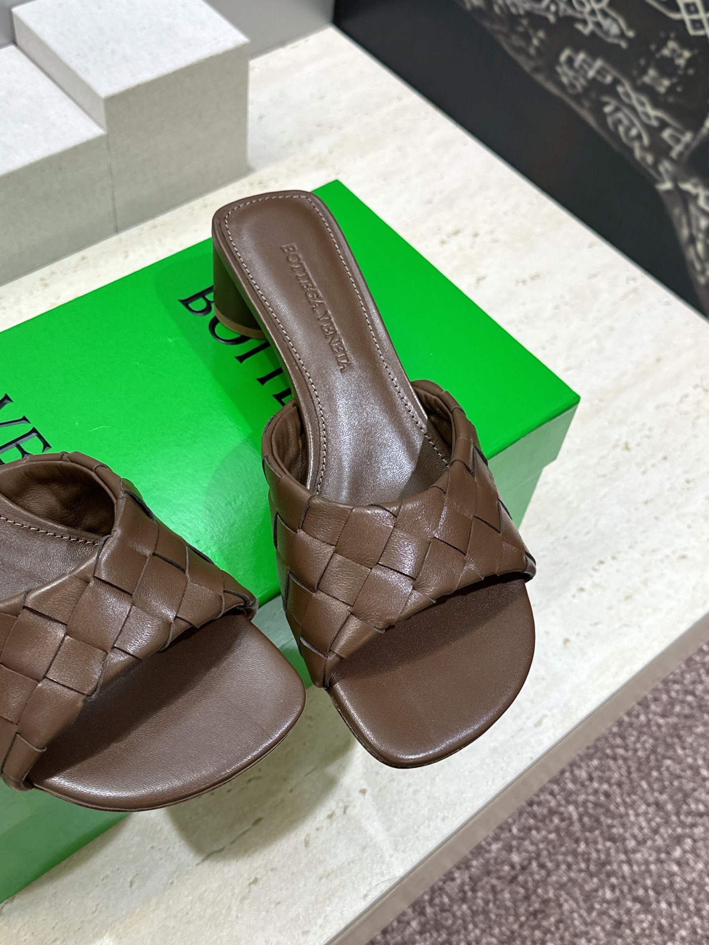 Bottega Veneta 葆蝶家2026春夏新款粗跟编织沙滩女鞋 BV字母logo中跟方头露趾凉拖鞋