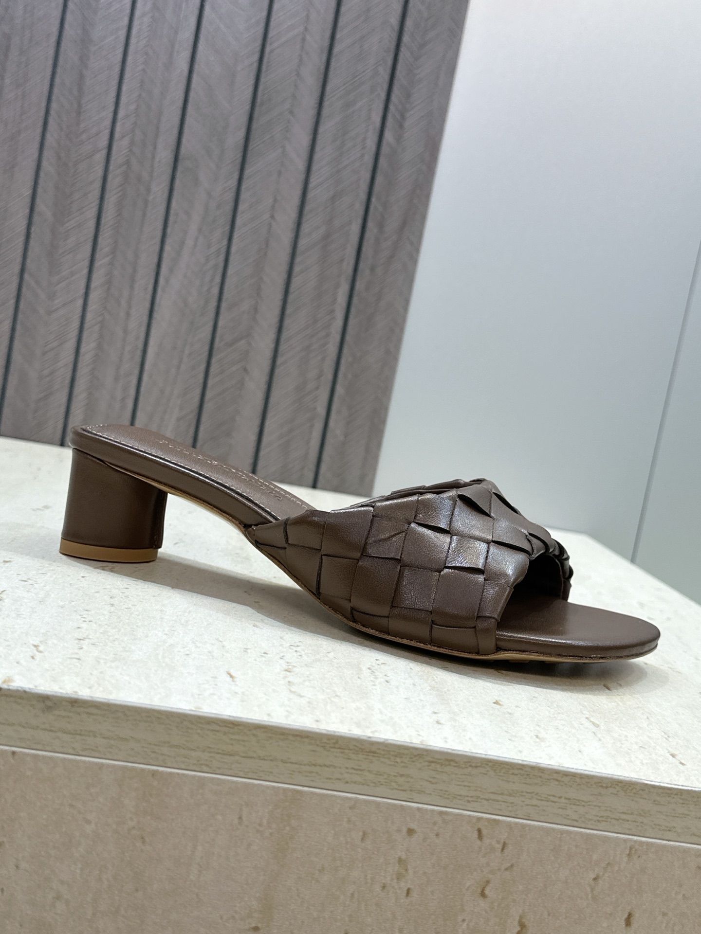 Bottega Veneta 葆蝶家2026春夏新款粗跟编织沙滩女鞋 BV字母logo中跟方头露趾凉拖鞋