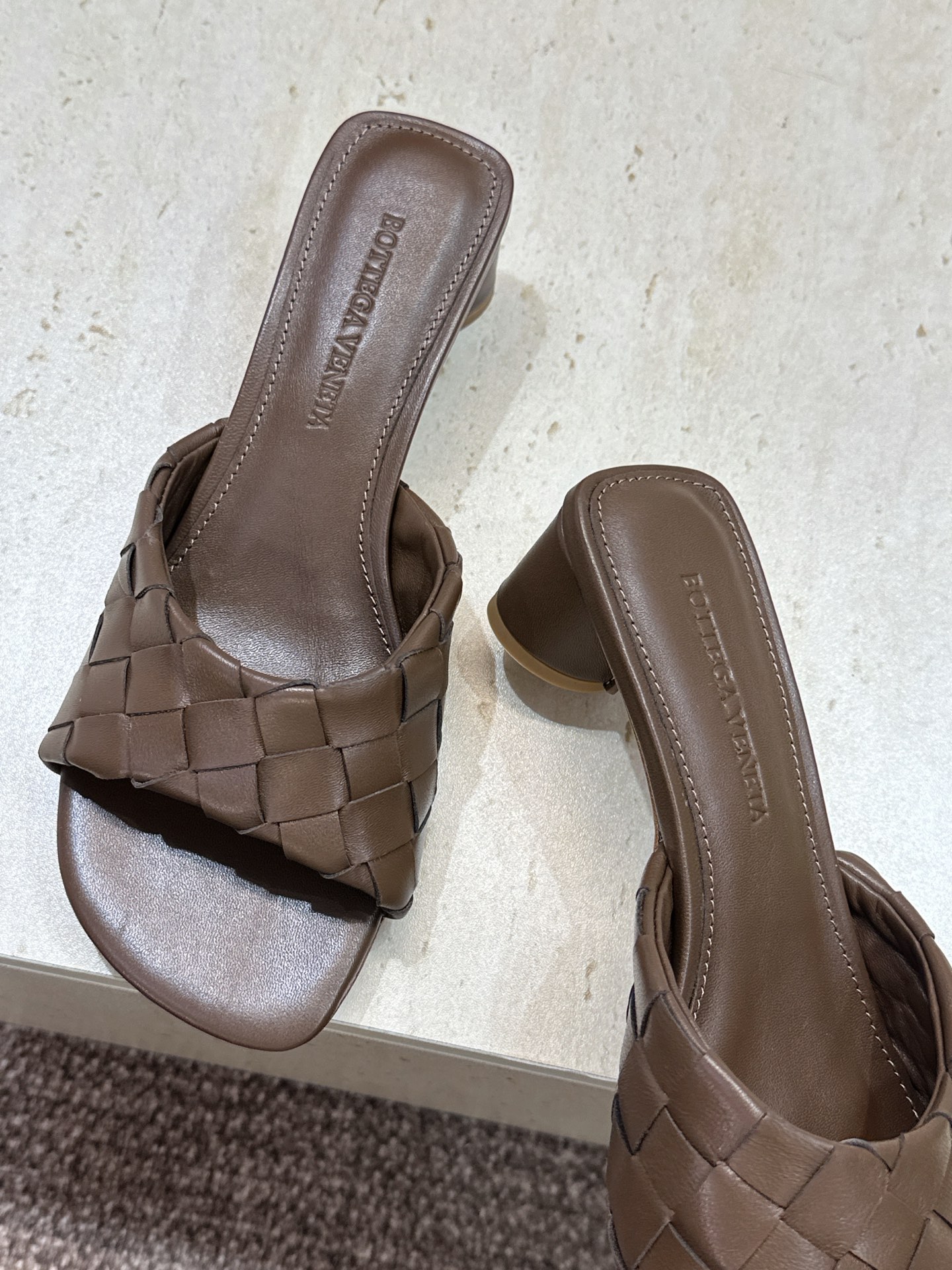 Bottega Veneta 葆蝶家2026春夏新款粗跟编织沙滩女鞋 BV字母logo中跟方头露趾凉拖鞋