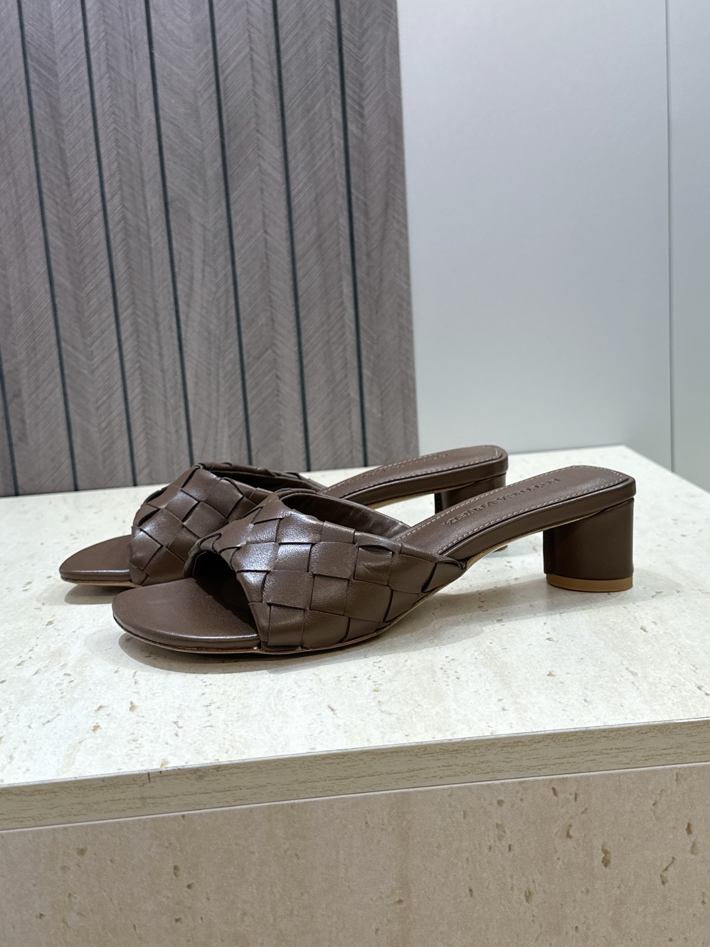 Bottega Veneta 葆蝶家2026春夏新款粗跟编织沙滩女鞋 BV字母logo中跟方头露趾凉拖鞋