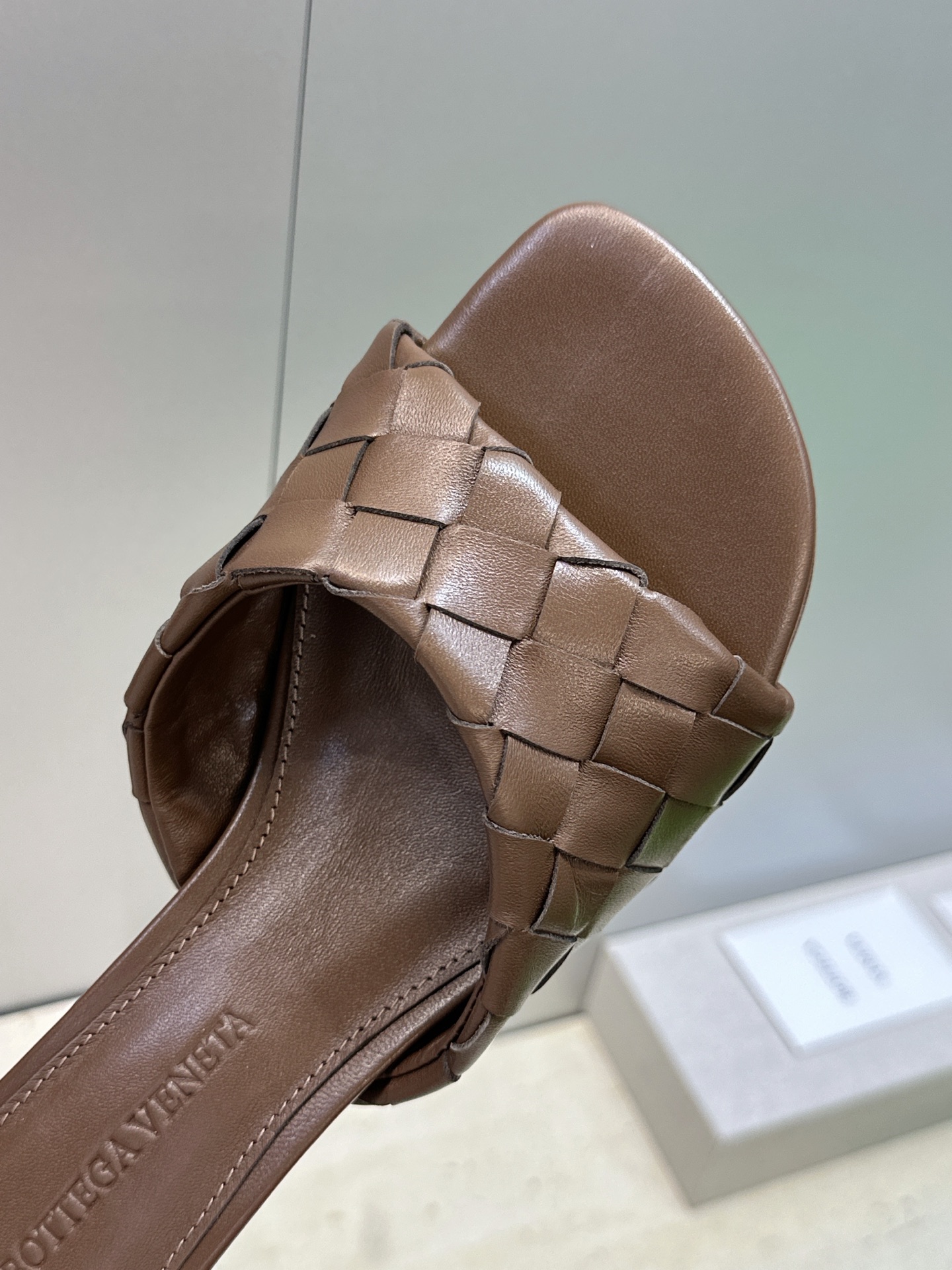 Bottega Veneta 葆蝶家2026春夏新款粗跟编织沙滩女鞋 BV字母logo中跟方头露趾凉拖鞋