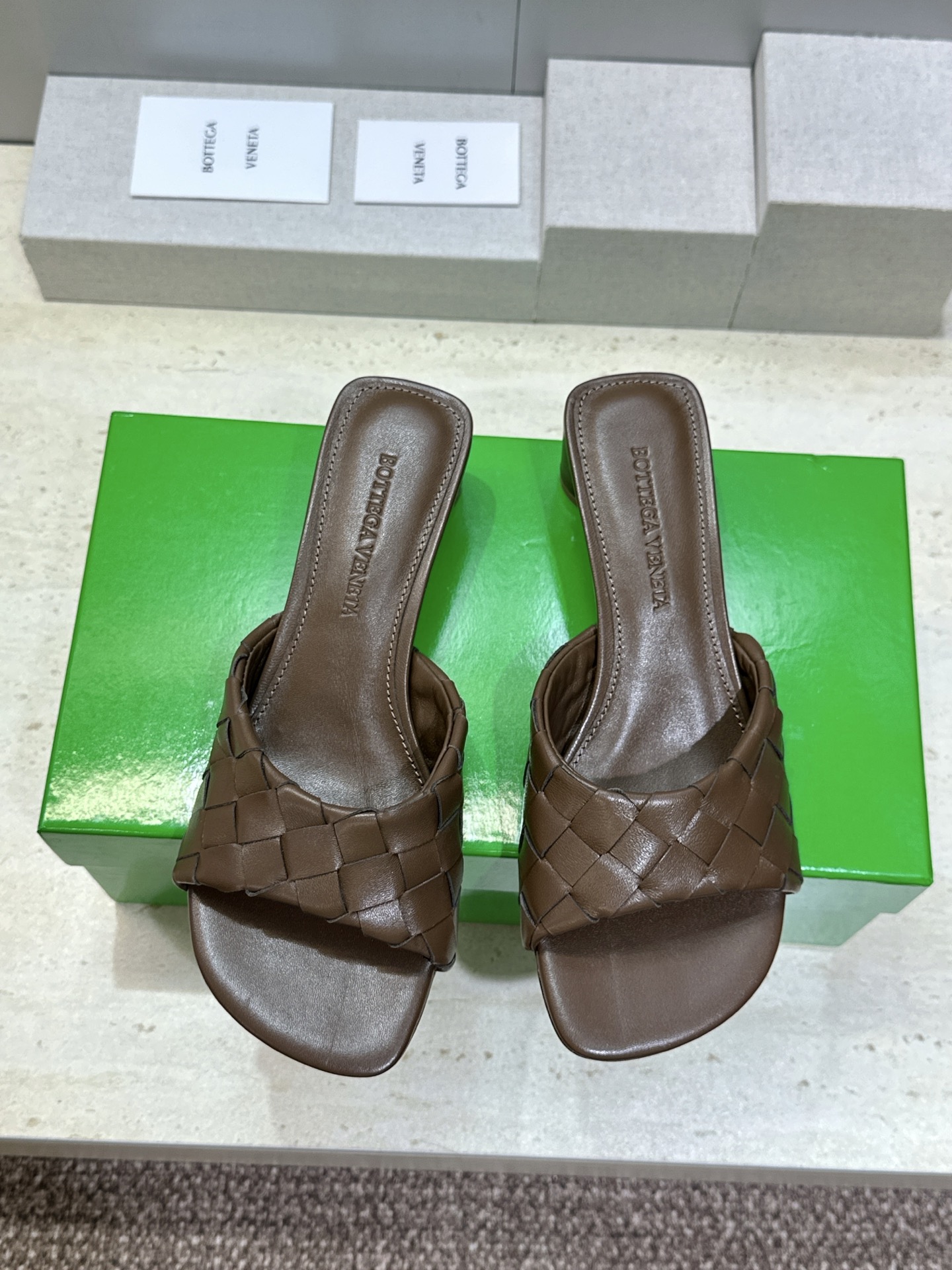 Bottega Veneta 葆蝶家2026春夏新款粗跟编织沙滩女鞋 BV字母logo中跟方头露趾凉拖鞋