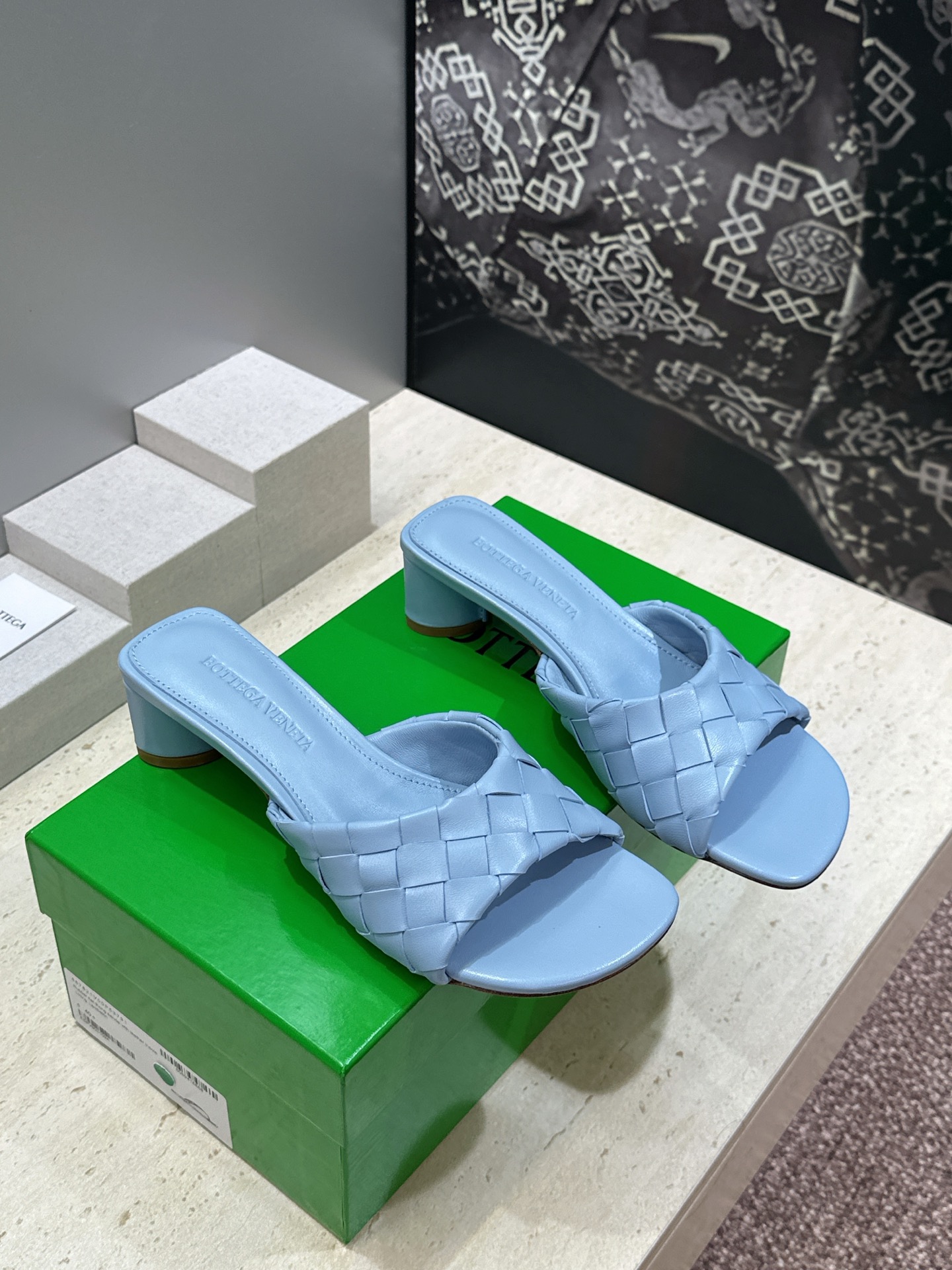 NO:905415,Bottega Veneta 2026 spring and summer new thick heel woven beach women's shoes BV letter logo medium heel square toe open toe sandals Material: imported calfskin upper/imported sheepskin/imported metal cowhide + water-dyed cowhide lining + Italian genuine leather outsole Heel height: 4.5CM Size: 35-42 (40.41.42 customization is not returnable), high-heeled shoes and slippers, bottega veneta, bottega  veneta,bottega veneta,high heels,slippers,cowhide,sheep,Leather soles19860909Bottega Veneta 葆蝶家2026春夏新款粗跟编织沙滩女鞋 BV字母logo中跟方头露趾凉拖鞋 材质:鞋面进口小牛皮/进口羊猄皮/进口金属牛皮+水染牛皮内里+意大利真皮大底 跟高:4.5CM Size : 35-42(40.41.42定制不退换）,高跟鞋拖鞋,bottega veneta,bottega veneta,bottega veneta,high heels,slippers,cowhide,sheep,Leather soles,Women's Shoes