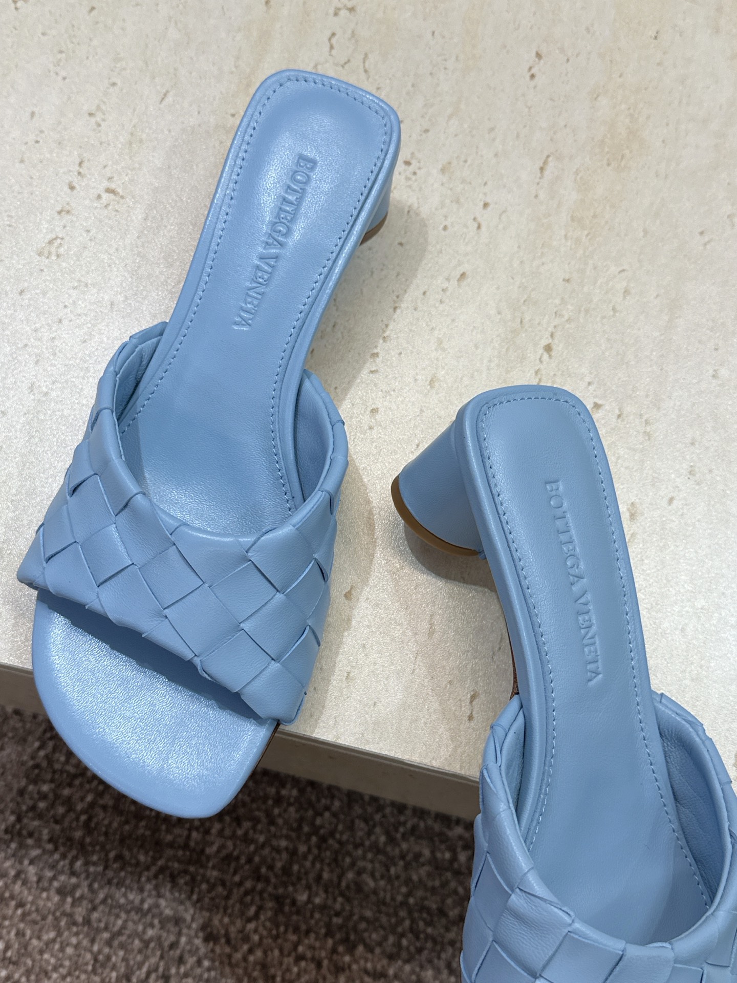 Bottega Veneta 葆蝶家2026春夏新款粗跟编织沙滩女鞋 BV字母logo中跟方头露趾凉拖鞋