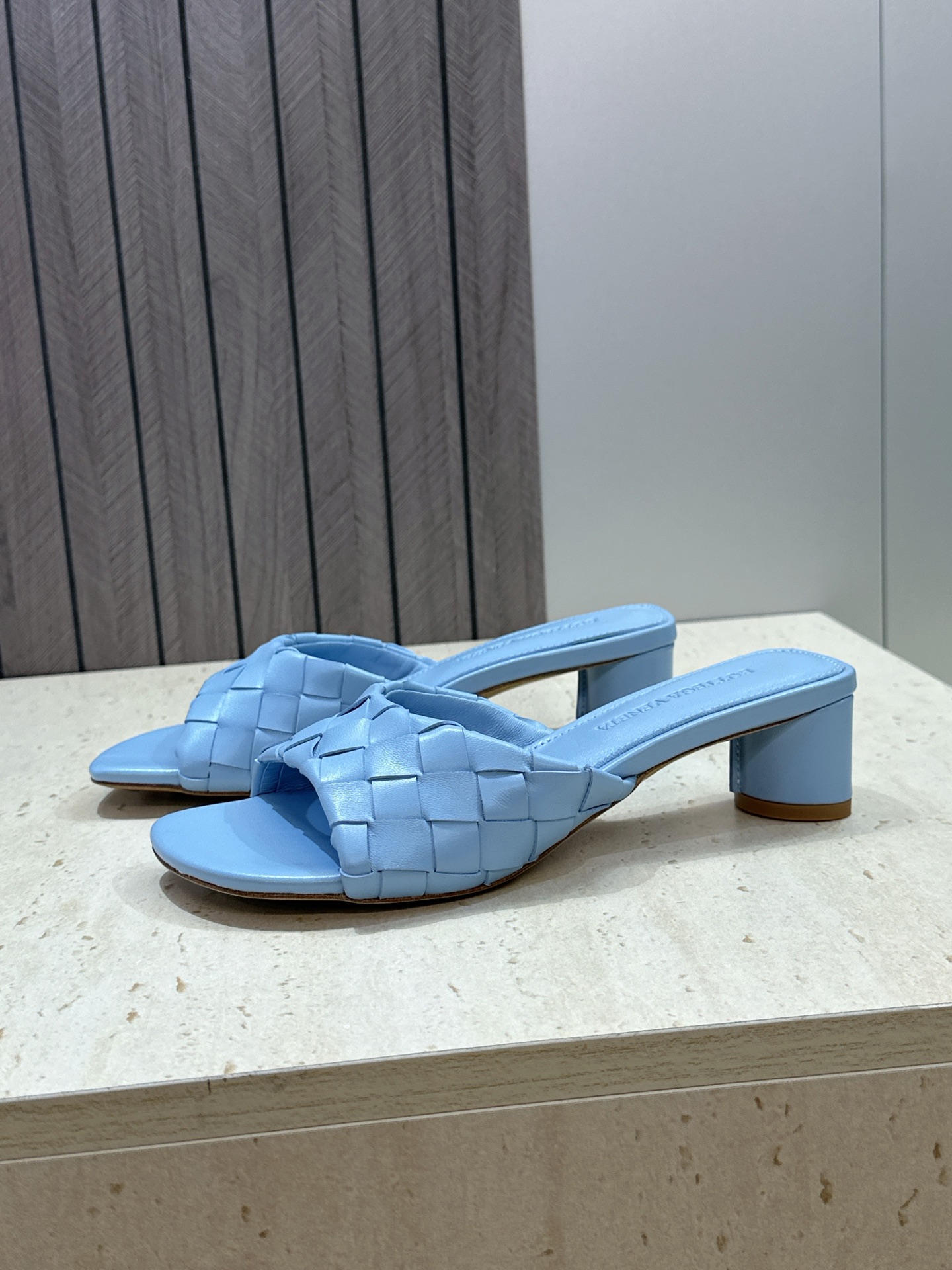 Bottega Veneta 葆蝶家2026春夏新款粗跟编织沙滩女鞋 BV字母logo中跟方头露趾凉拖鞋