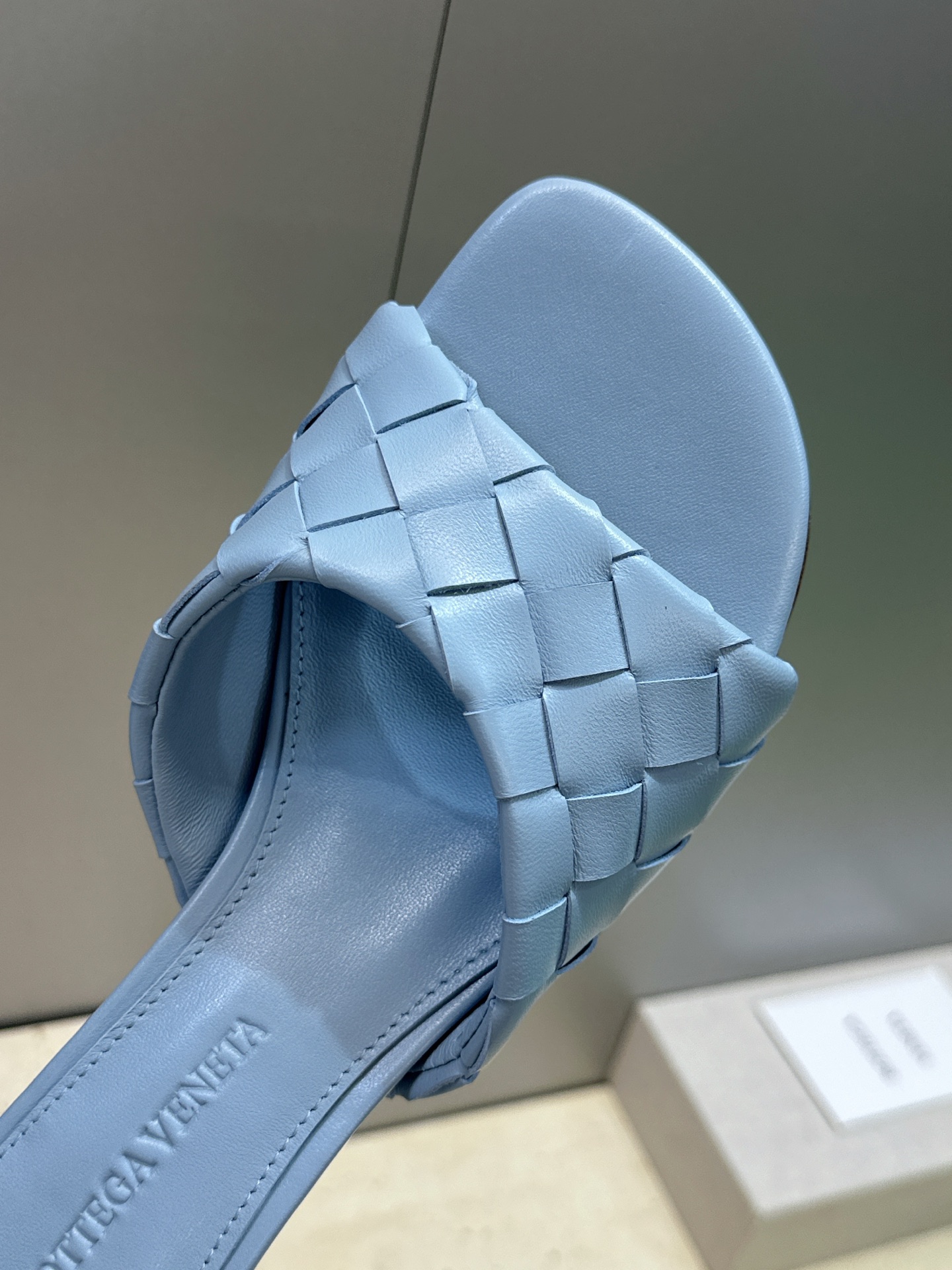 Bottega Veneta 葆蝶家2026春夏新款粗跟编织沙滩女鞋 BV字母logo中跟方头露趾凉拖鞋