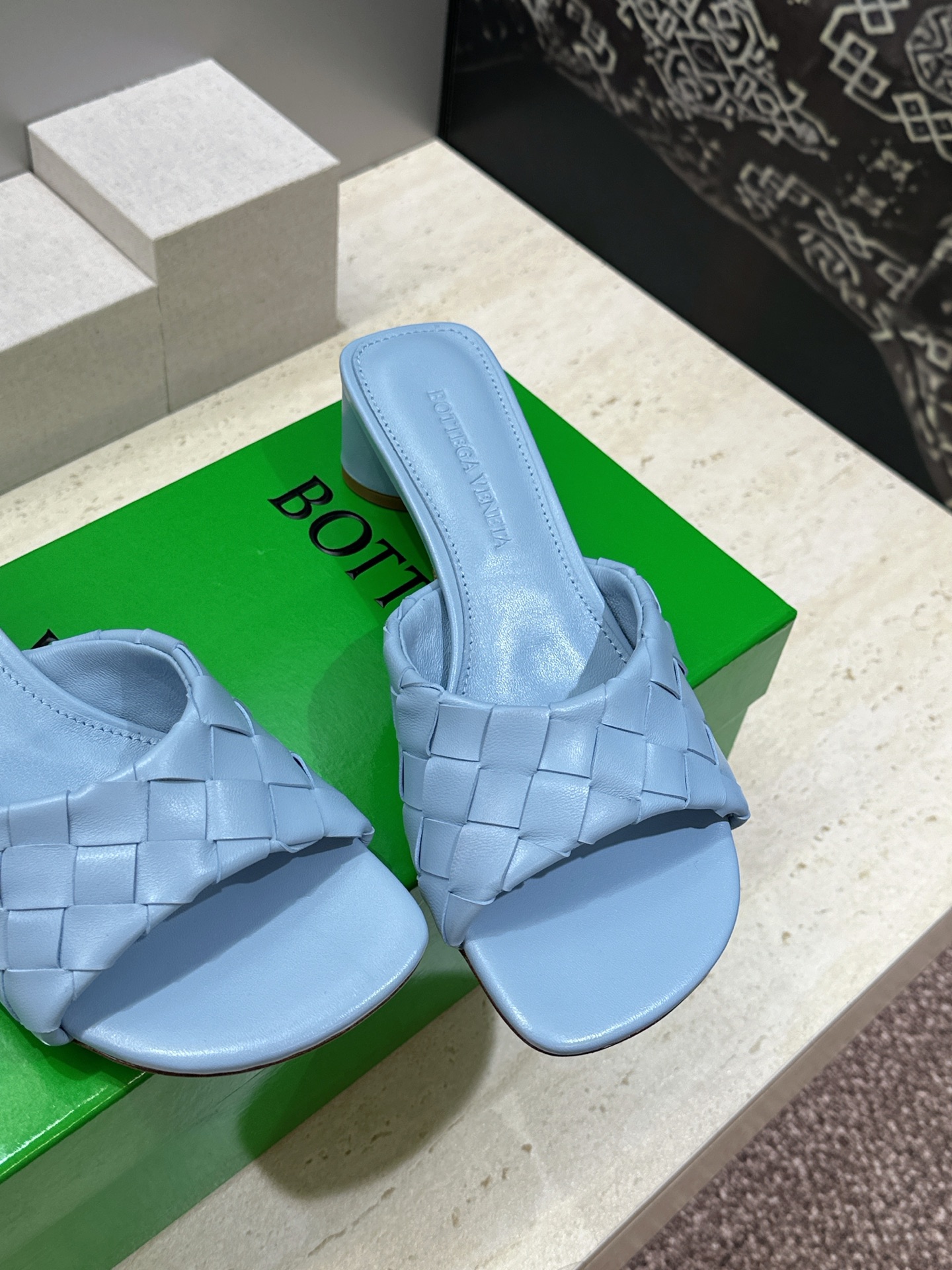 Bottega Veneta 葆蝶家2026春夏新款粗跟编织沙滩女鞋 BV字母logo中跟方头露趾凉拖鞋