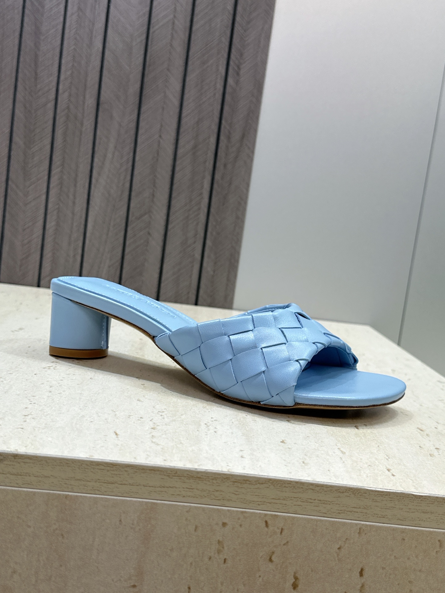 Bottega Veneta 葆蝶家2026春夏新款粗跟编织沙滩女鞋 BV字母logo中跟方头露趾凉拖鞋
