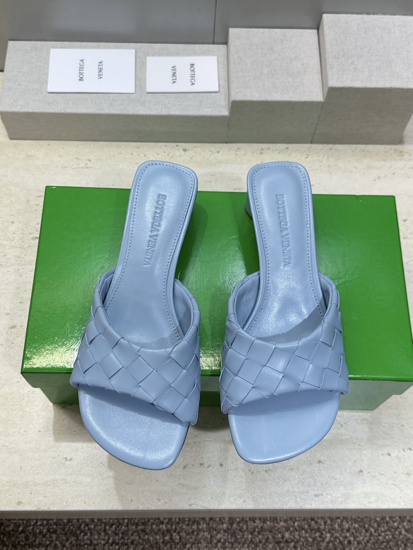 Bottega Veneta 葆蝶家2026春夏新款粗跟编织沙滩女鞋 BV字母logo中跟方头露趾凉拖鞋