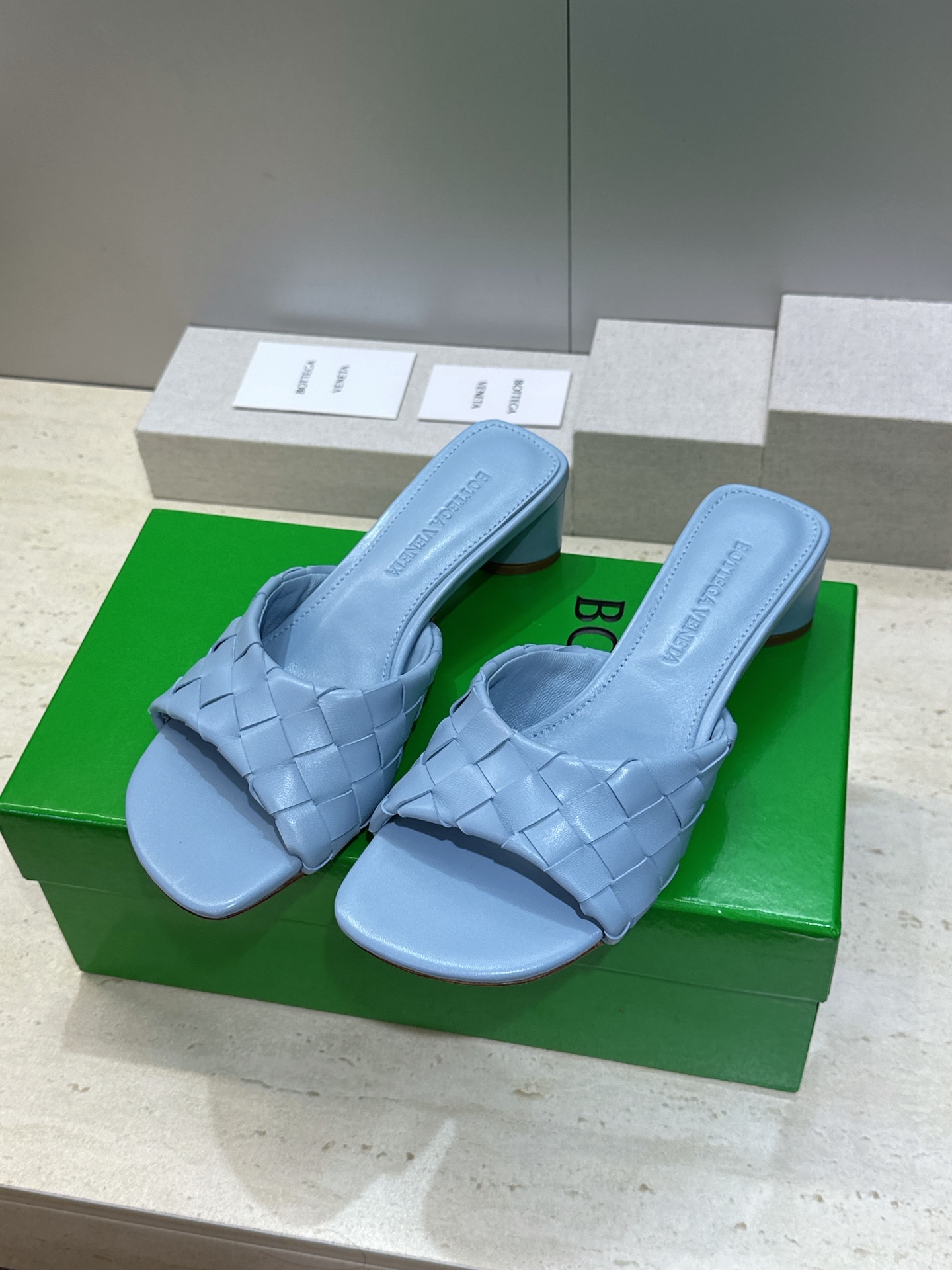 Bottega Veneta 葆蝶家2026春夏新款粗跟编织沙滩女鞋 BV字母logo中跟方头露趾凉拖鞋