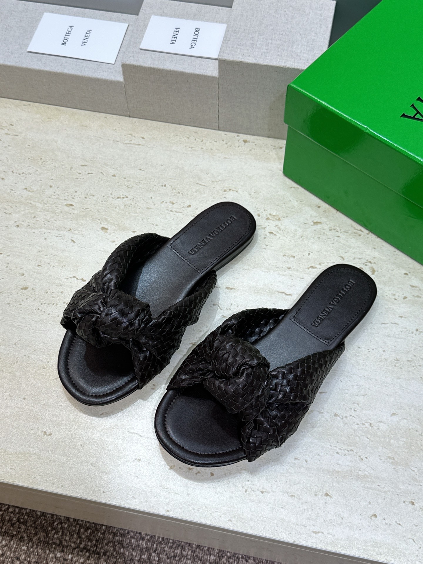 Bottega Veneta 葆蝶家2026春夏新款果冻色高跟编织沙滩女鞋 BV字母logo平底圆头露趾