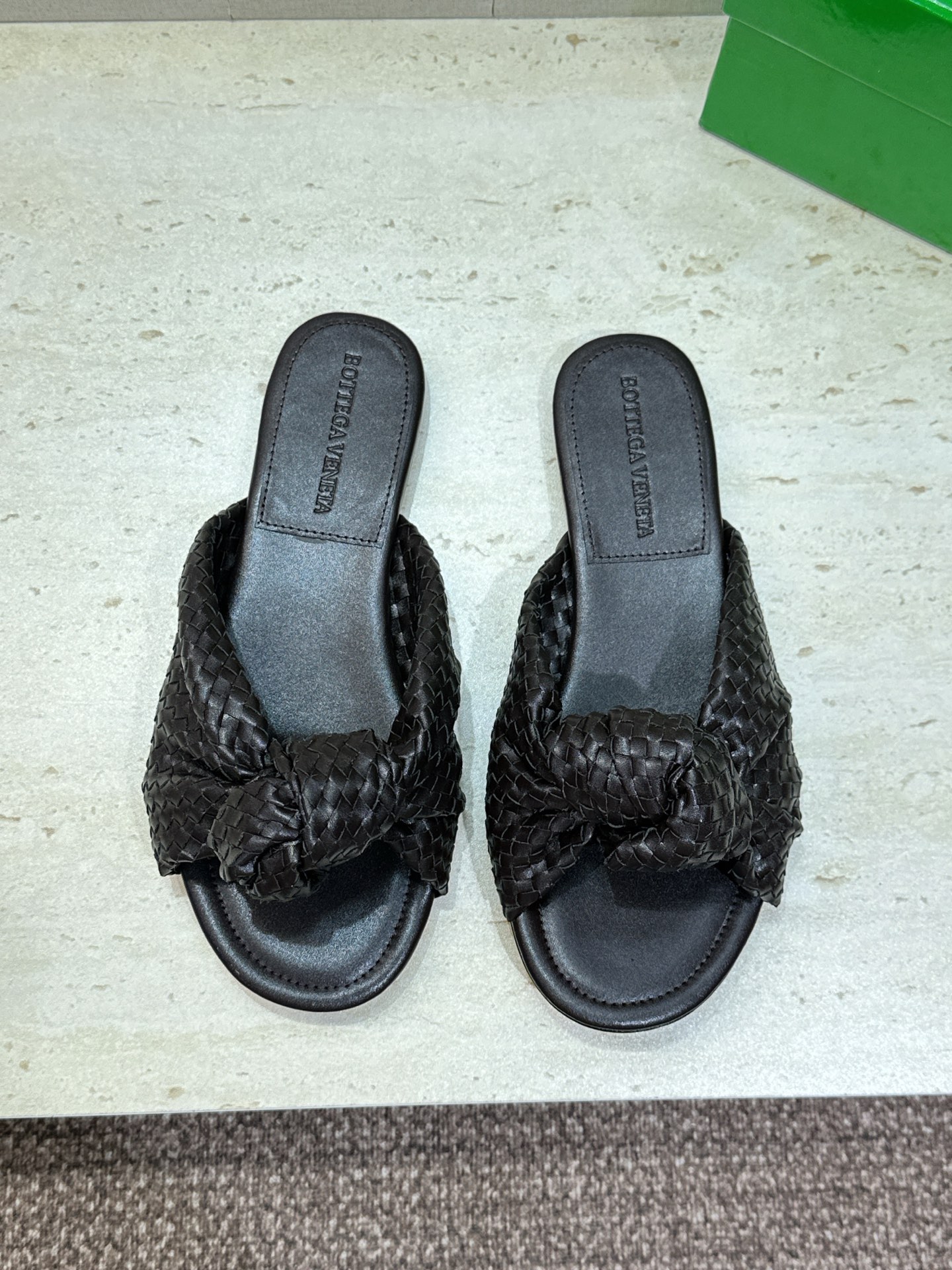 Bottega Veneta 葆蝶家2026春夏新款果冻色高跟编织沙滩女鞋 BV字母logo平底圆头露趾