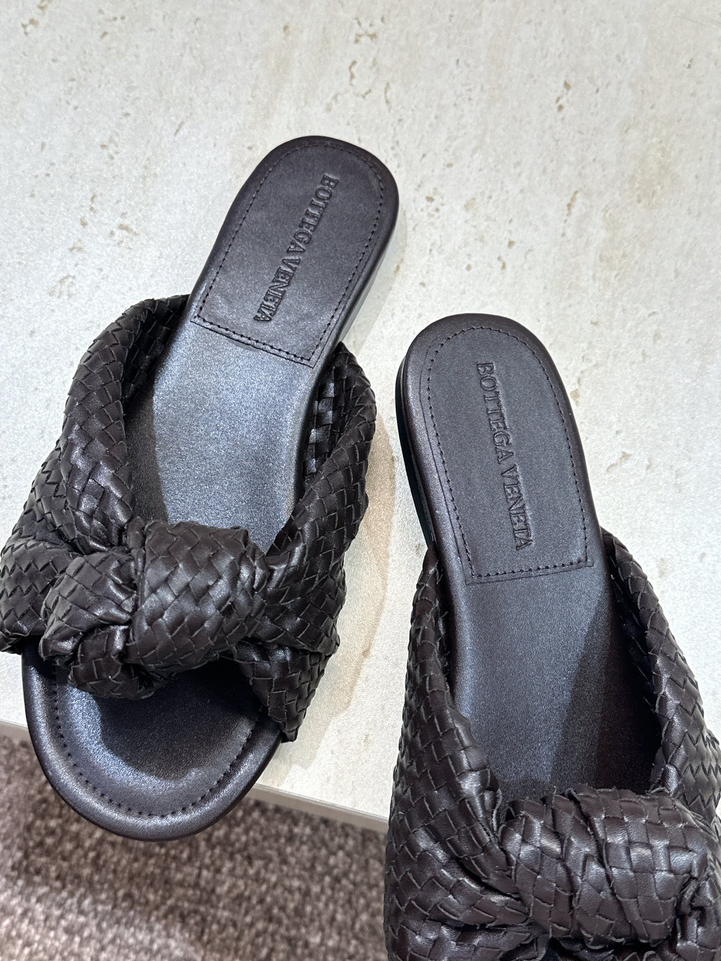 Bottega Veneta 葆蝶家2026春夏新款果冻色高跟编织沙滩女鞋 BV字母logo平底圆头露趾