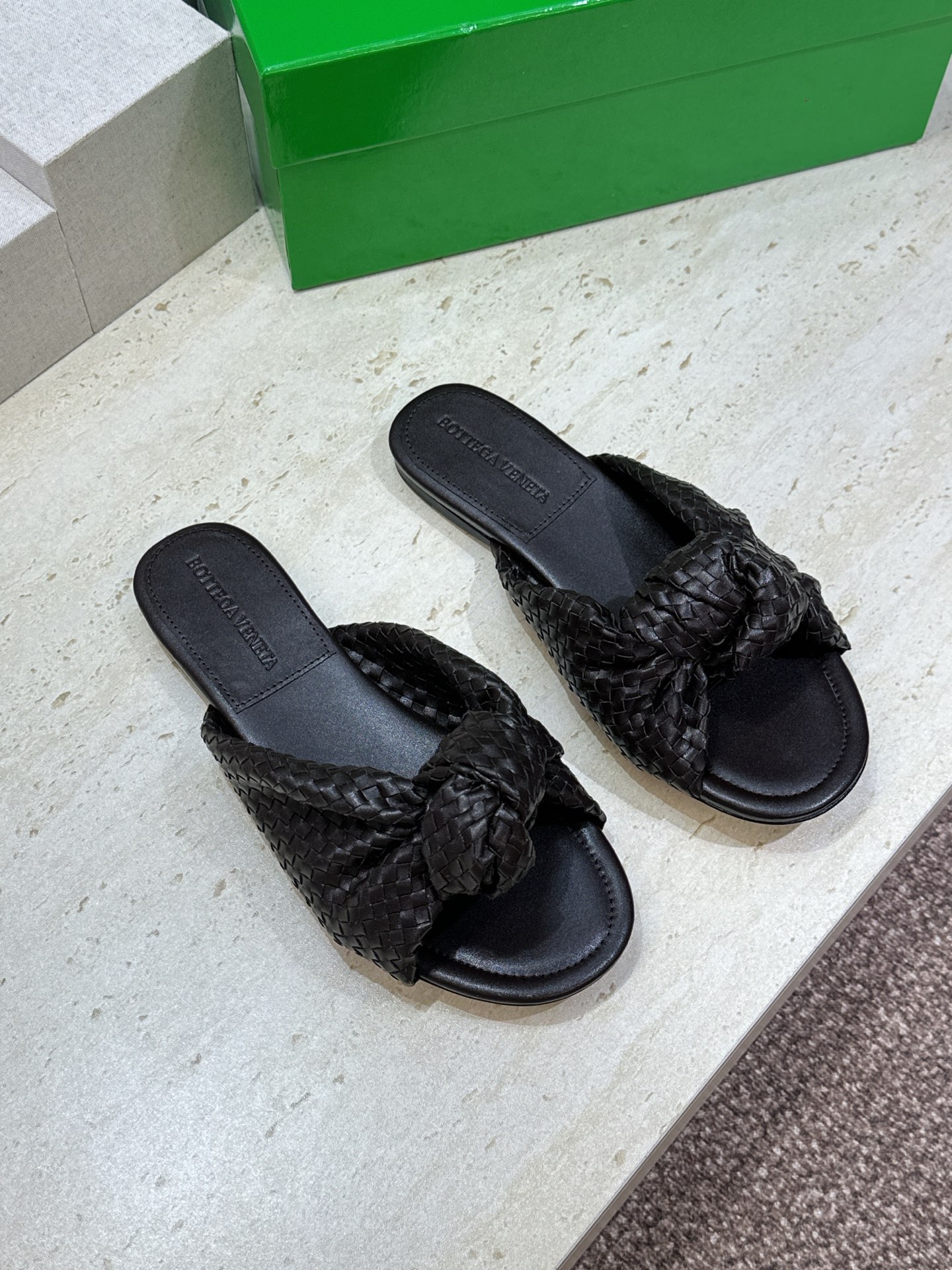 Bottega Veneta 葆蝶家2026春夏新款果冻色高跟编织沙滩女鞋 BV字母logo平底圆头露趾