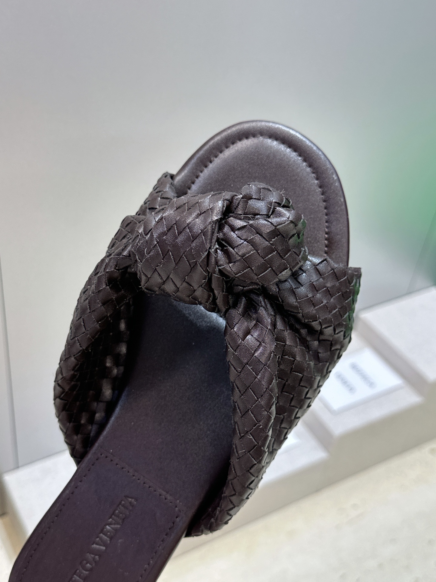 Bottega Veneta 葆蝶家2026春夏新款果冻色高跟编织沙滩女鞋 BV字母logo平底圆头露趾