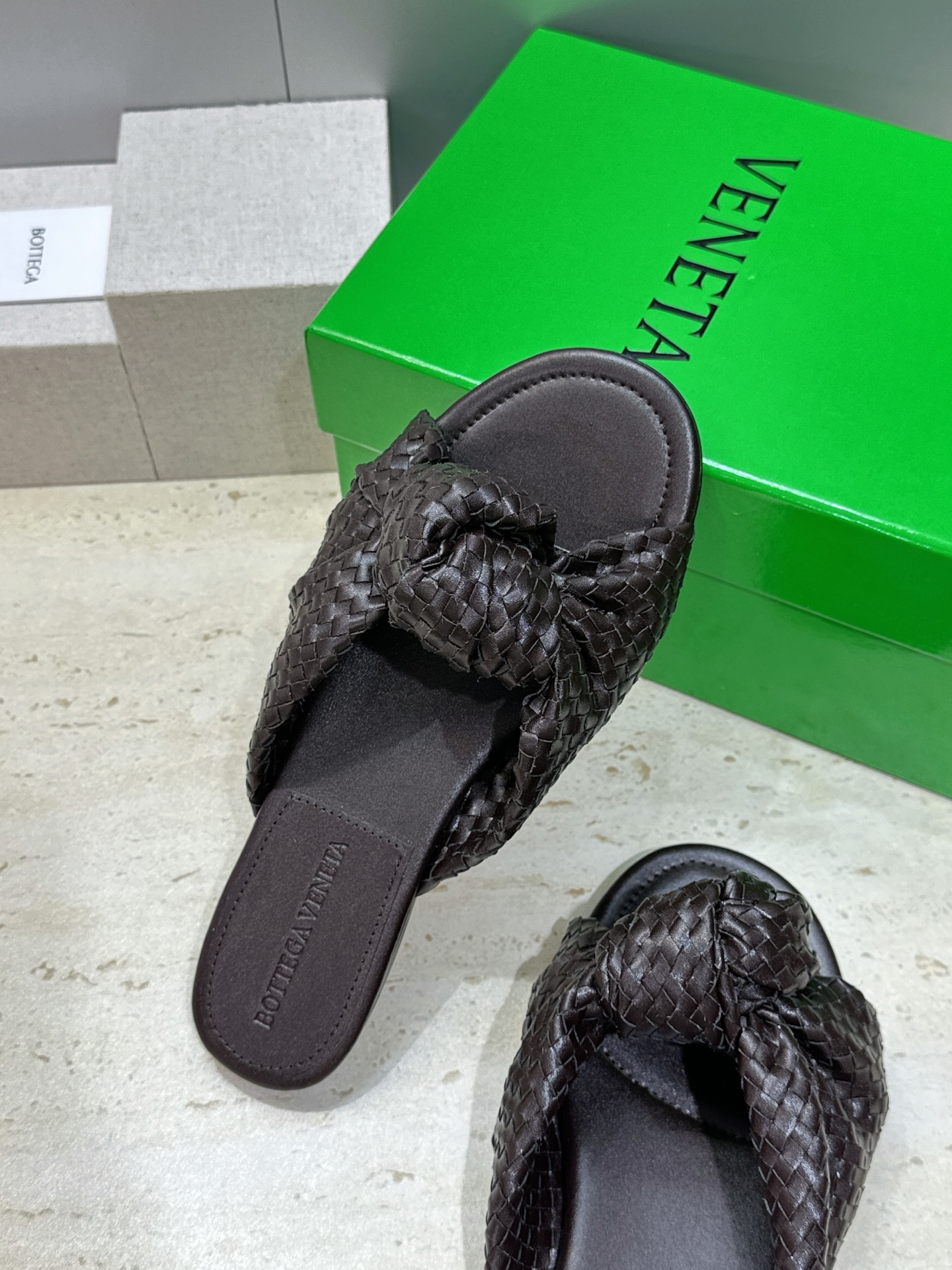 Bottega Veneta 葆蝶家2026春夏新款果冻色高跟编织沙滩女鞋 BV字母logo平底圆头露趾