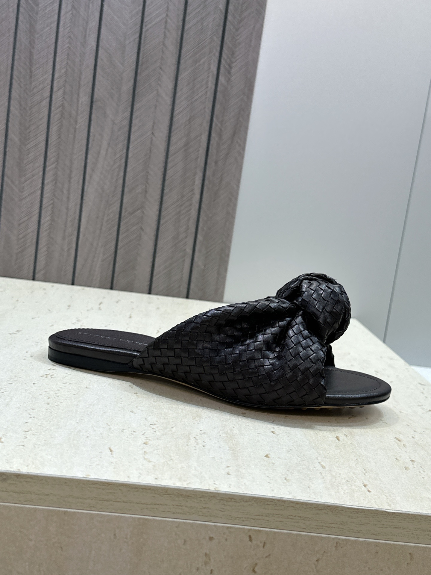 Bottega Veneta 葆蝶家2026春夏新款果冻色高跟编织沙滩女鞋 BV字母logo平底圆头露趾
