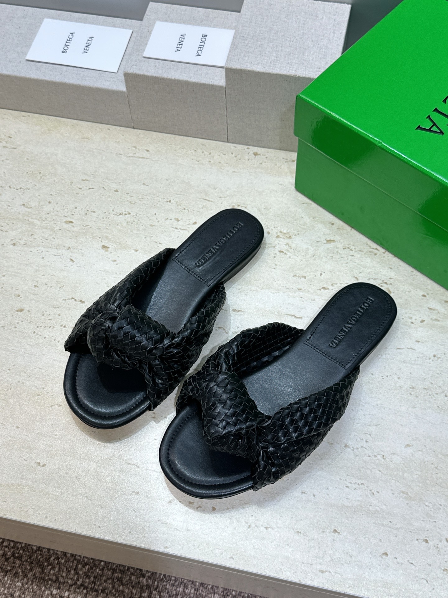 Bottega Veneta 葆蝶家2026春夏新款果冻色高跟编织沙滩女鞋 BV字母logo平底圆头露趾