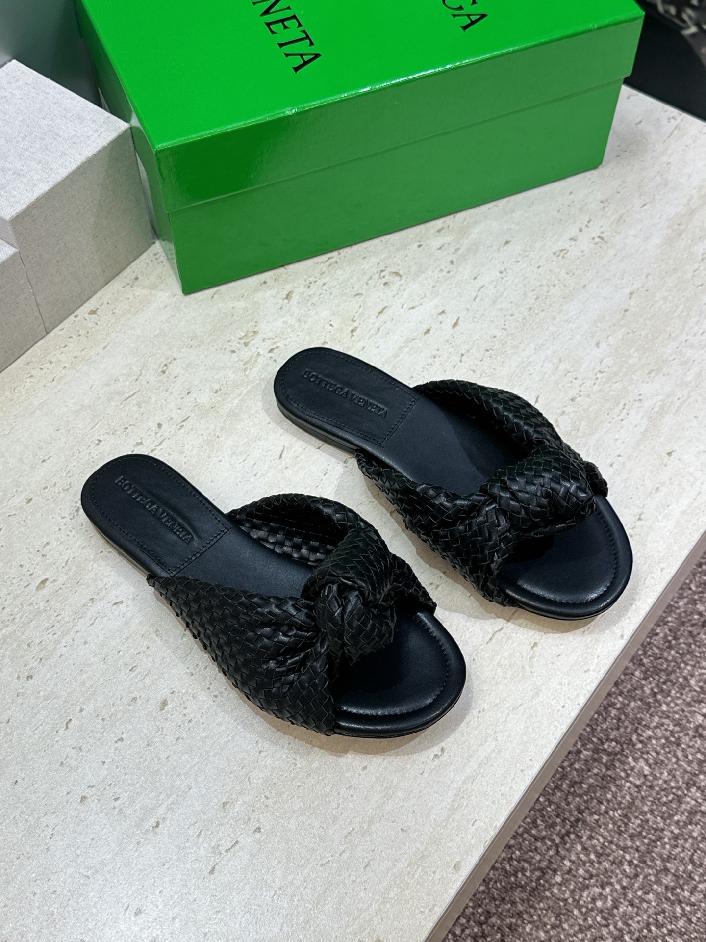 Bottega Veneta 葆蝶家2026春夏新款果冻色高跟编织沙滩女鞋 BV字母logo平底圆头露趾