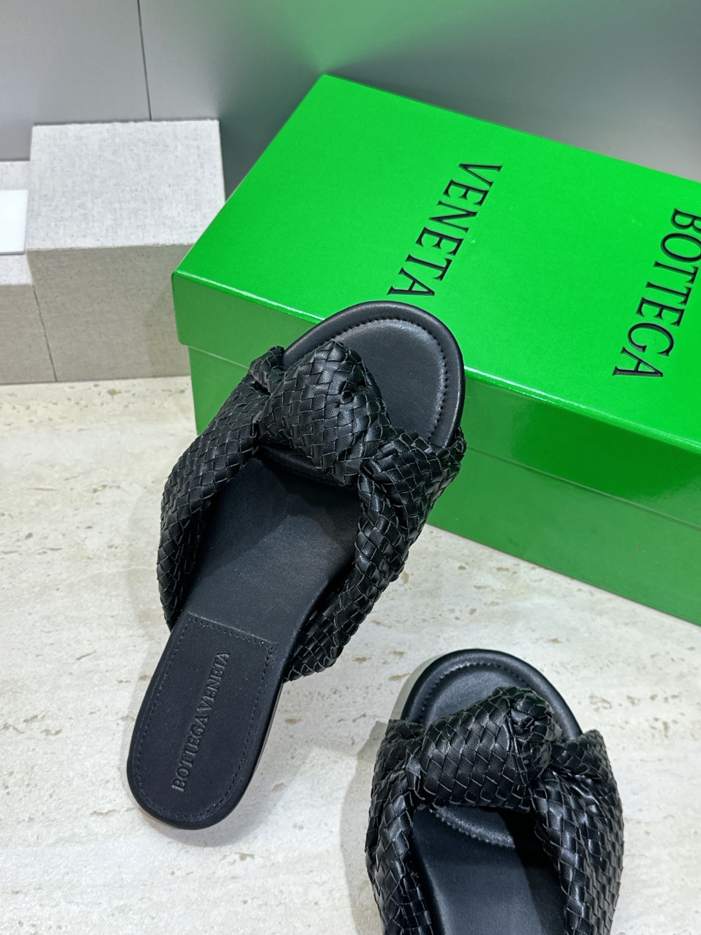 Bottega Veneta 葆蝶家2026春夏新款果冻色高跟编织沙滩女鞋 BV字母logo平底圆头露趾