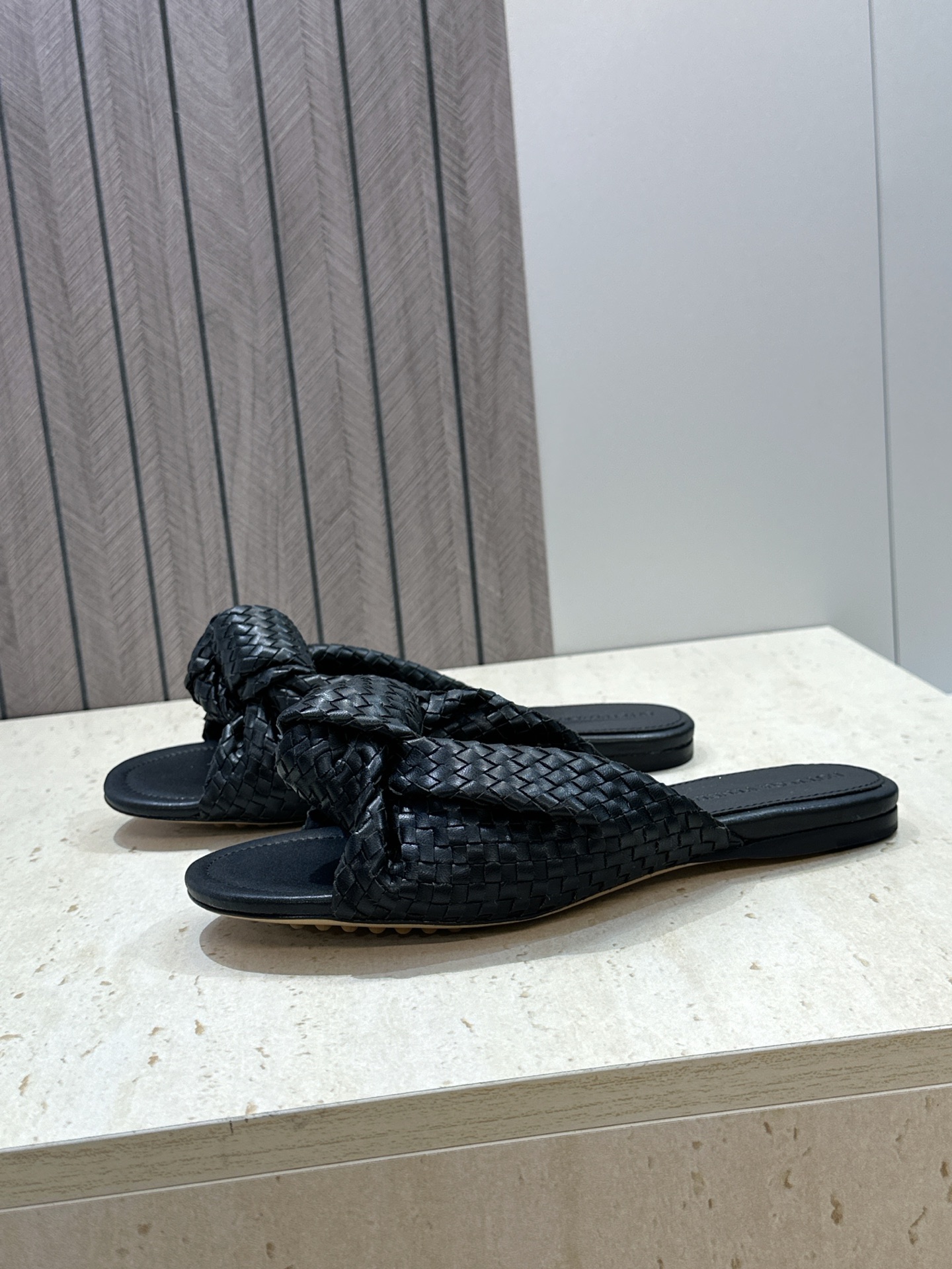 Bottega Veneta 葆蝶家2026春夏新款果冻色高跟编织沙滩女鞋 BV字母logo平底圆头露趾