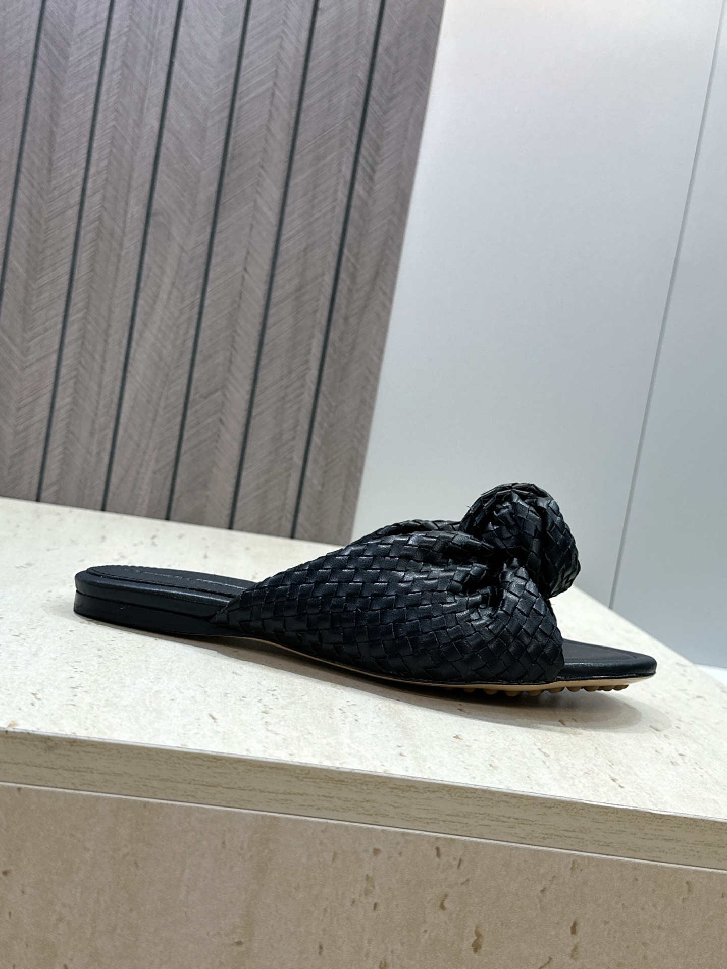Bottega Veneta 葆蝶家2026春夏新款果冻色高跟编织沙滩女鞋 BV字母logo平底圆头露趾