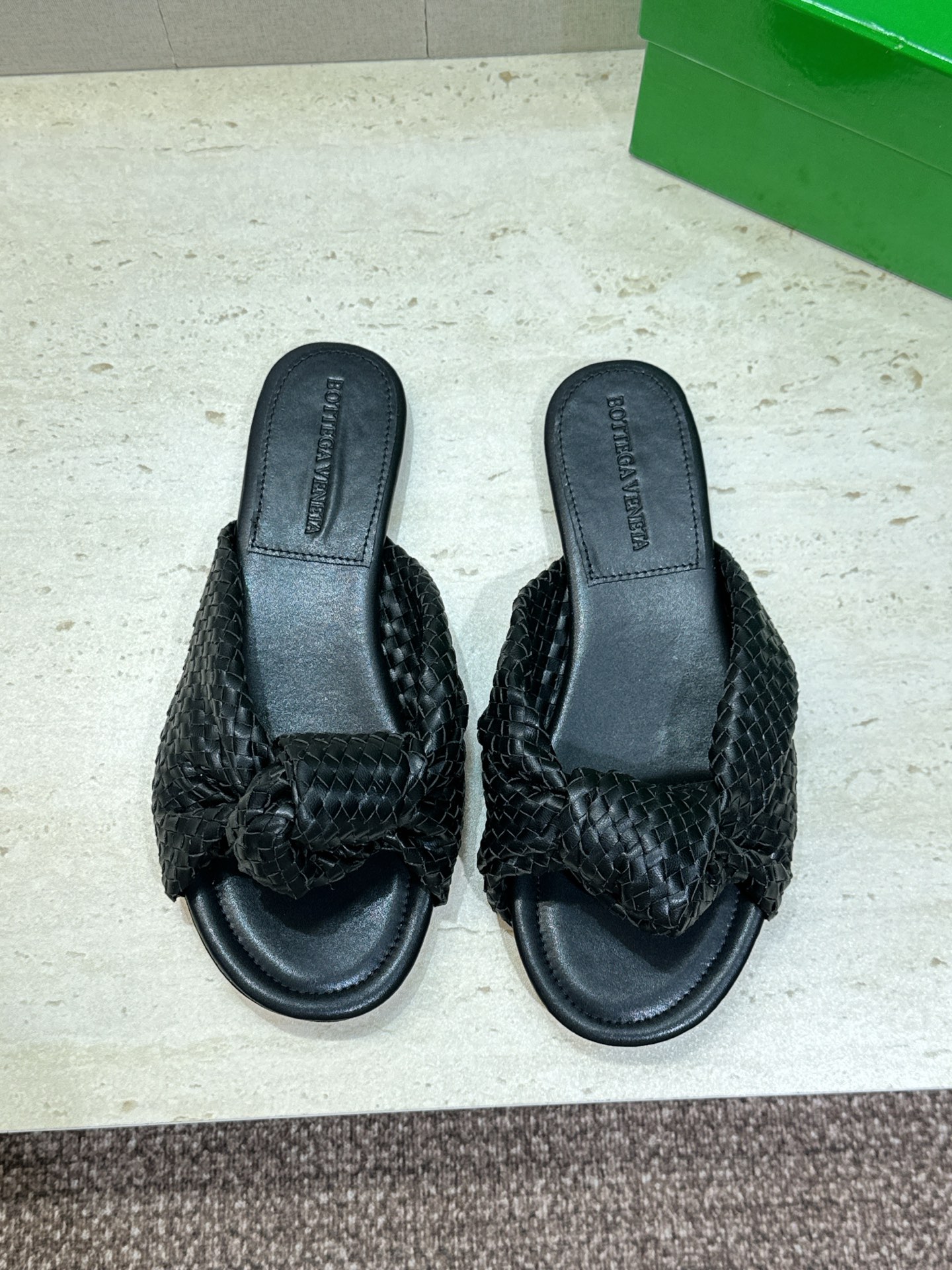 Bottega Veneta 葆蝶家2026春夏新款果冻色高跟编织沙滩女鞋 BV字母logo平底圆头露趾
