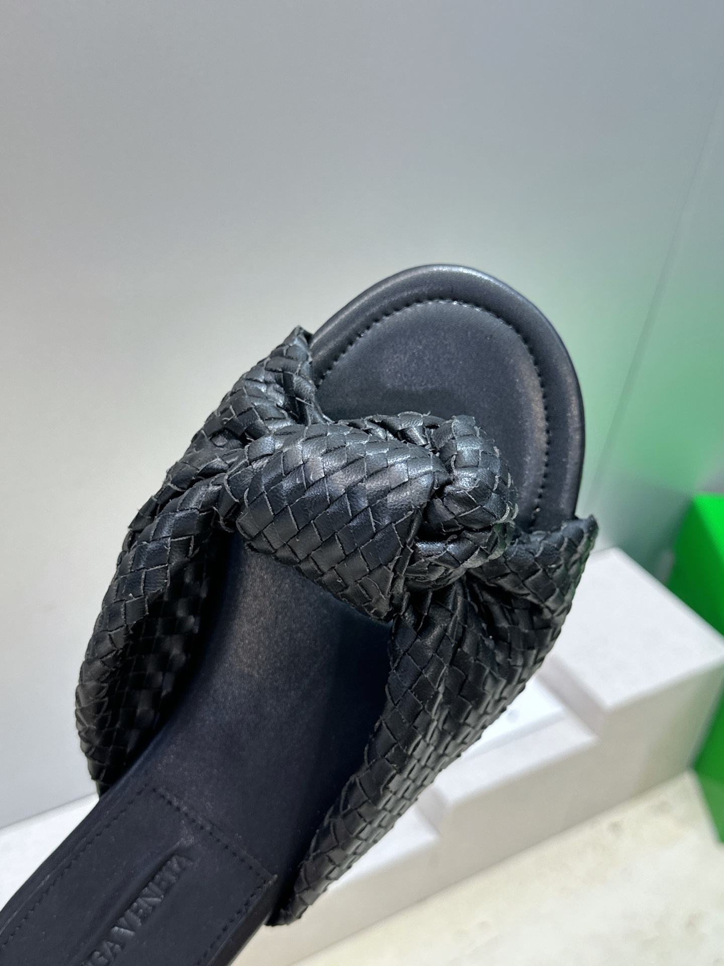 Bottega Veneta 葆蝶家2026春夏新款果冻色高跟编织沙滩女鞋 BV字母logo平底圆头露趾