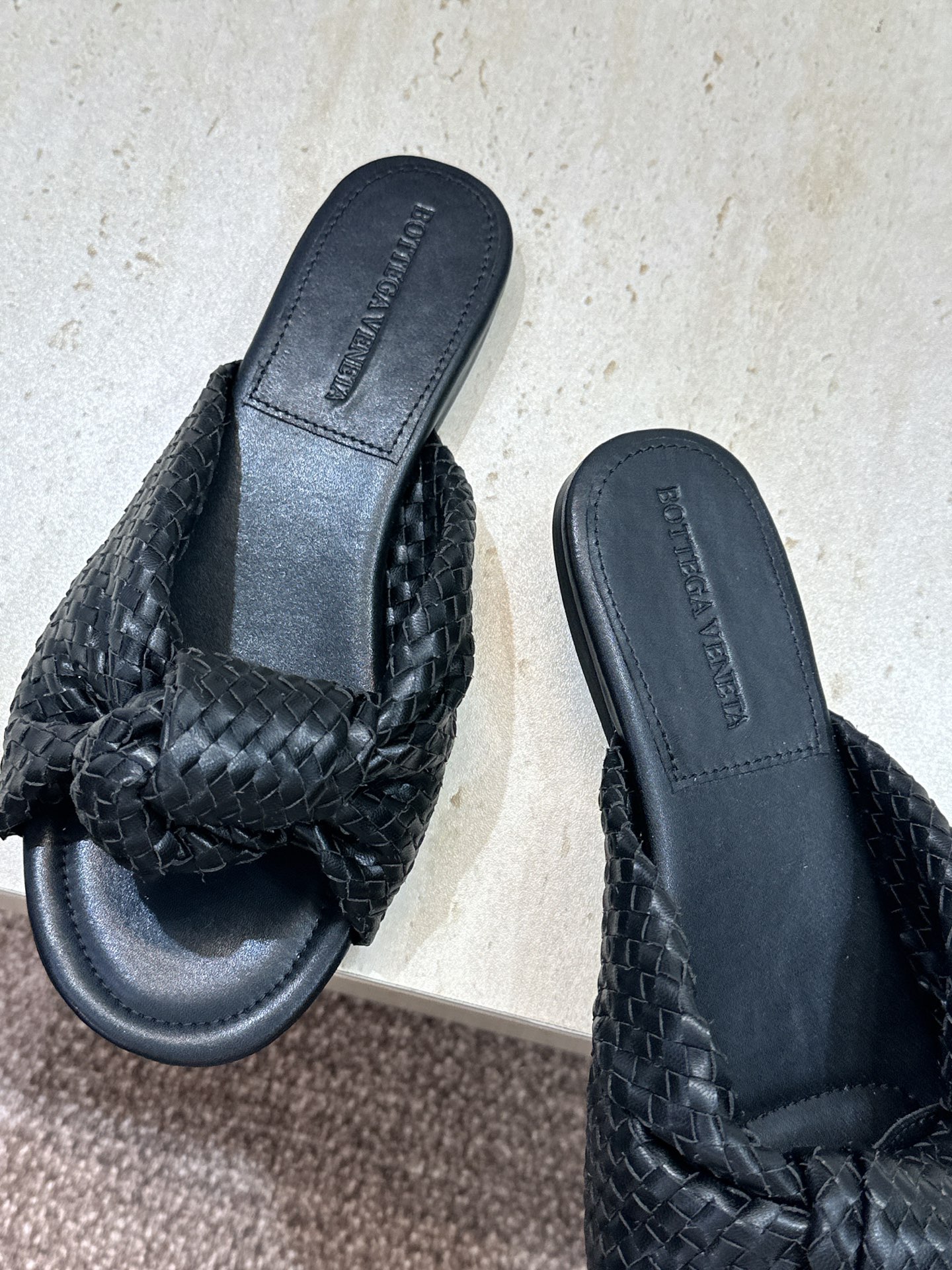 Bottega Veneta 葆蝶家2026春夏新款果冻色高跟编织沙滩女鞋 BV字母logo平底圆头露趾