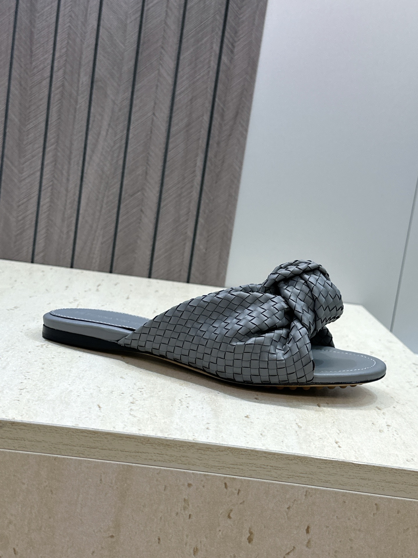 Bottega Veneta 葆蝶家2026春夏新款果冻色高跟编织沙滩女鞋 BV字母logo平底圆头露趾