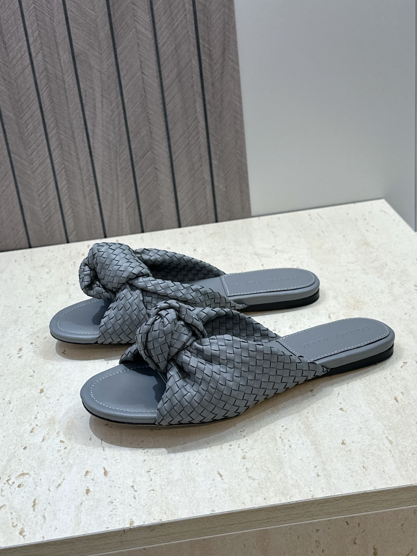 Bottega Veneta 葆蝶家2026春夏新款果冻色高跟编织沙滩女鞋 BV字母logo平底圆头露趾