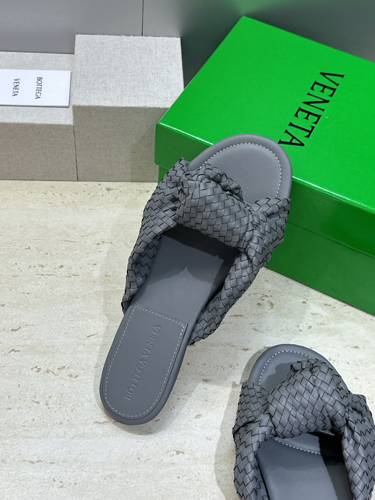 Bottega Veneta 葆蝶家2026春夏新款果冻色高跟编织沙滩女鞋 BV字母logo平底圆头露趾