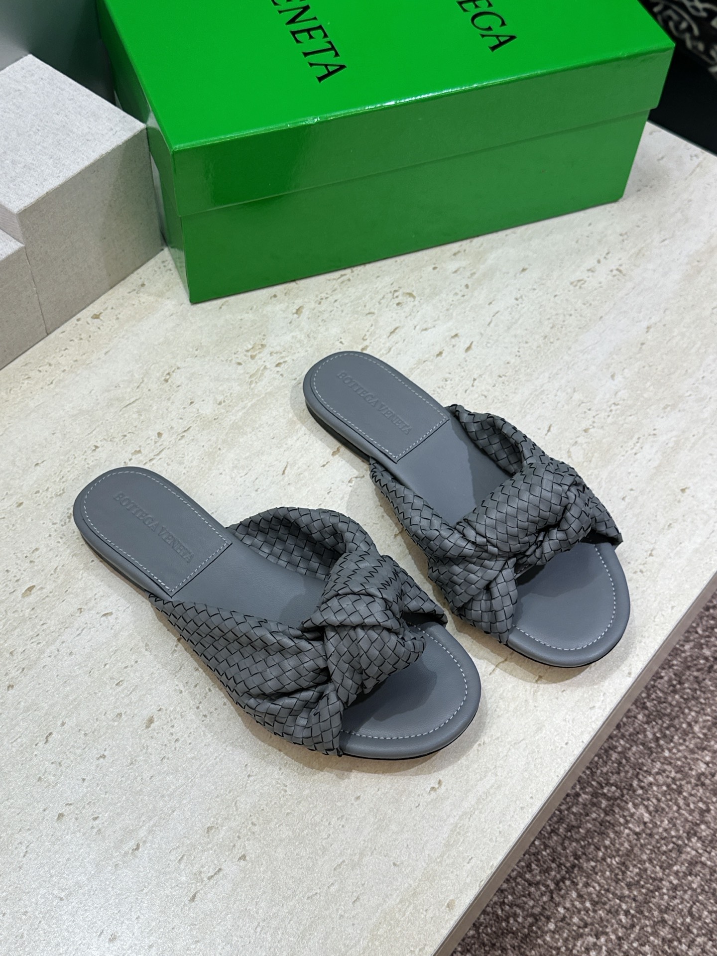 Bottega Veneta 葆蝶家2026春夏新款果冻色高跟编织沙滩女鞋 BV字母logo平底圆头露趾