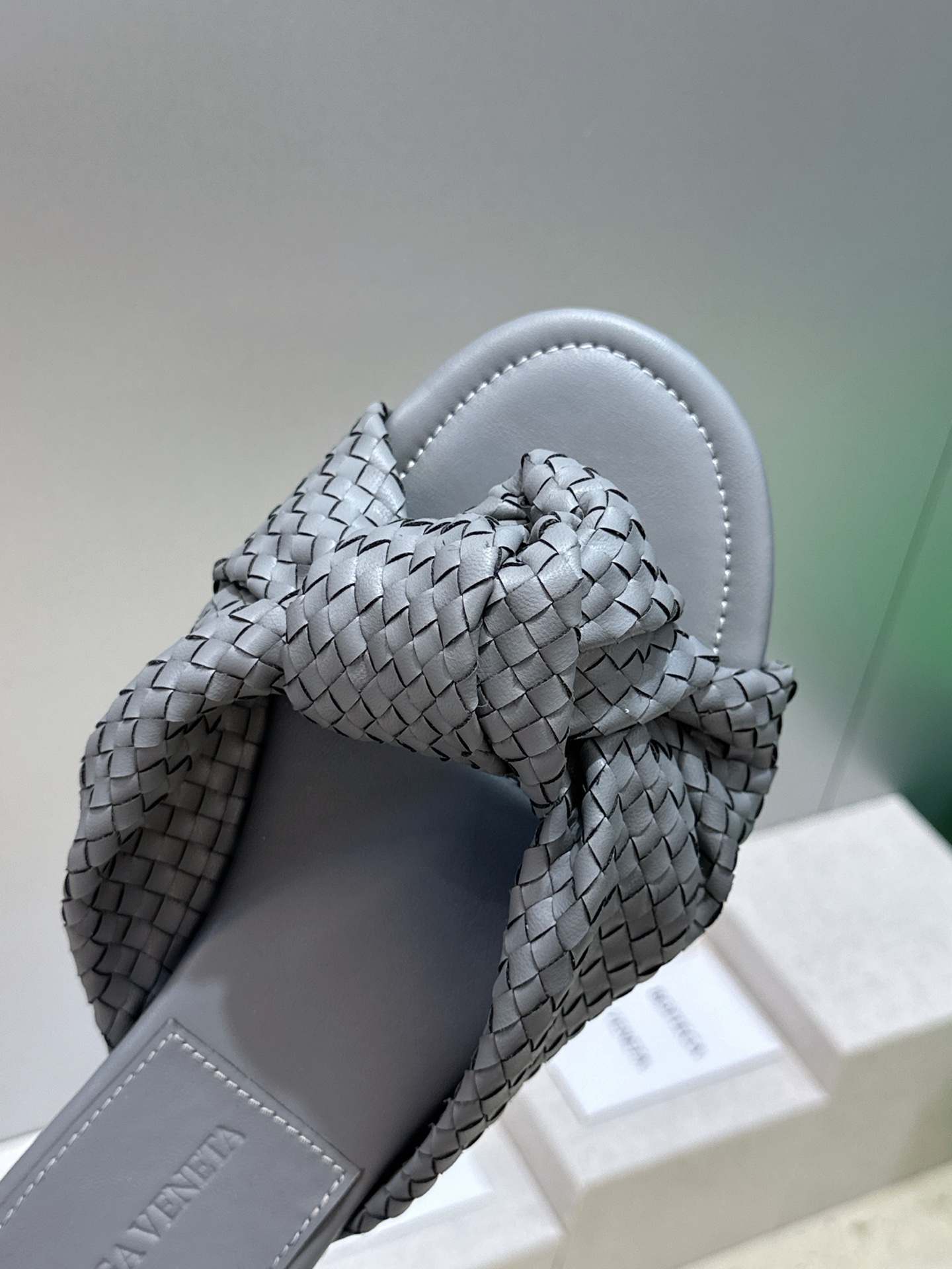 Bottega Veneta 葆蝶家2026春夏新款果冻色高跟编织沙滩女鞋 BV字母logo平底圆头露趾