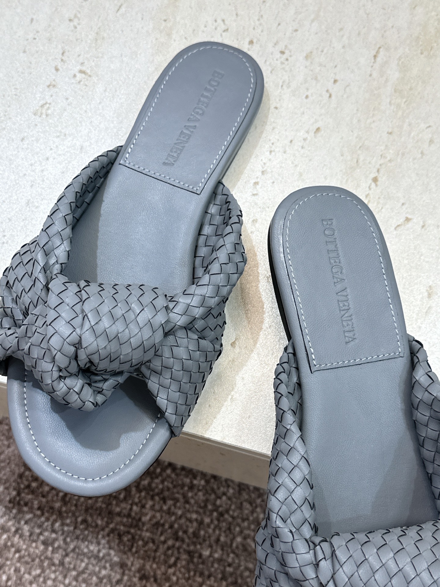 Bottega Veneta 葆蝶家2026春夏新款果冻色高跟编织沙滩女鞋 BV字母logo平底圆头露趾