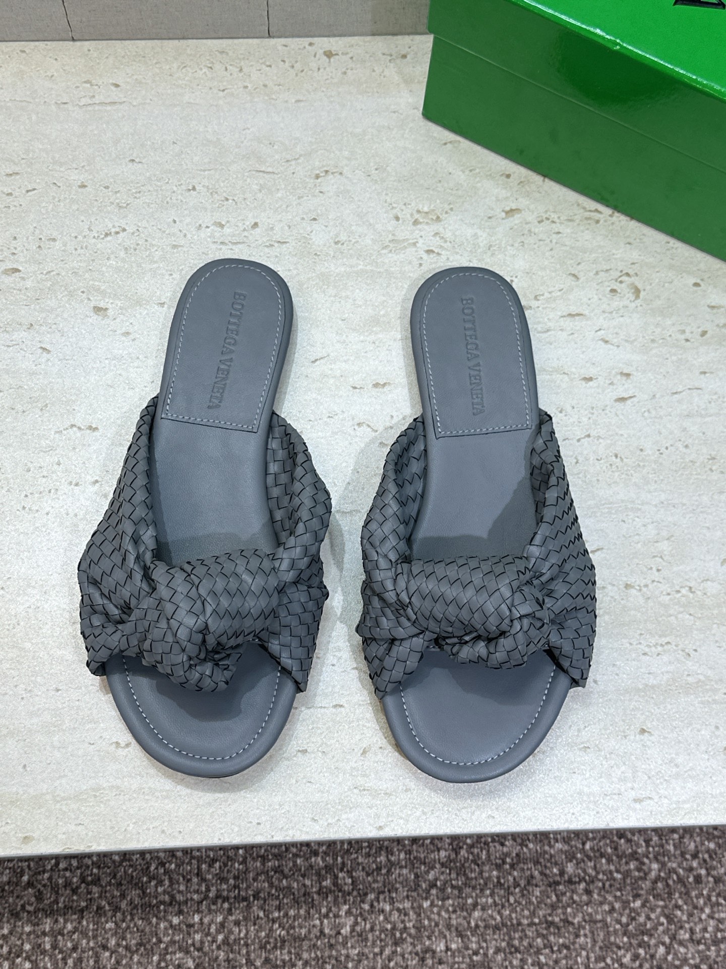 Bottega Veneta 葆蝶家2026春夏新款果冻色高跟编织沙滩女鞋 BV字母logo平底圆头露趾