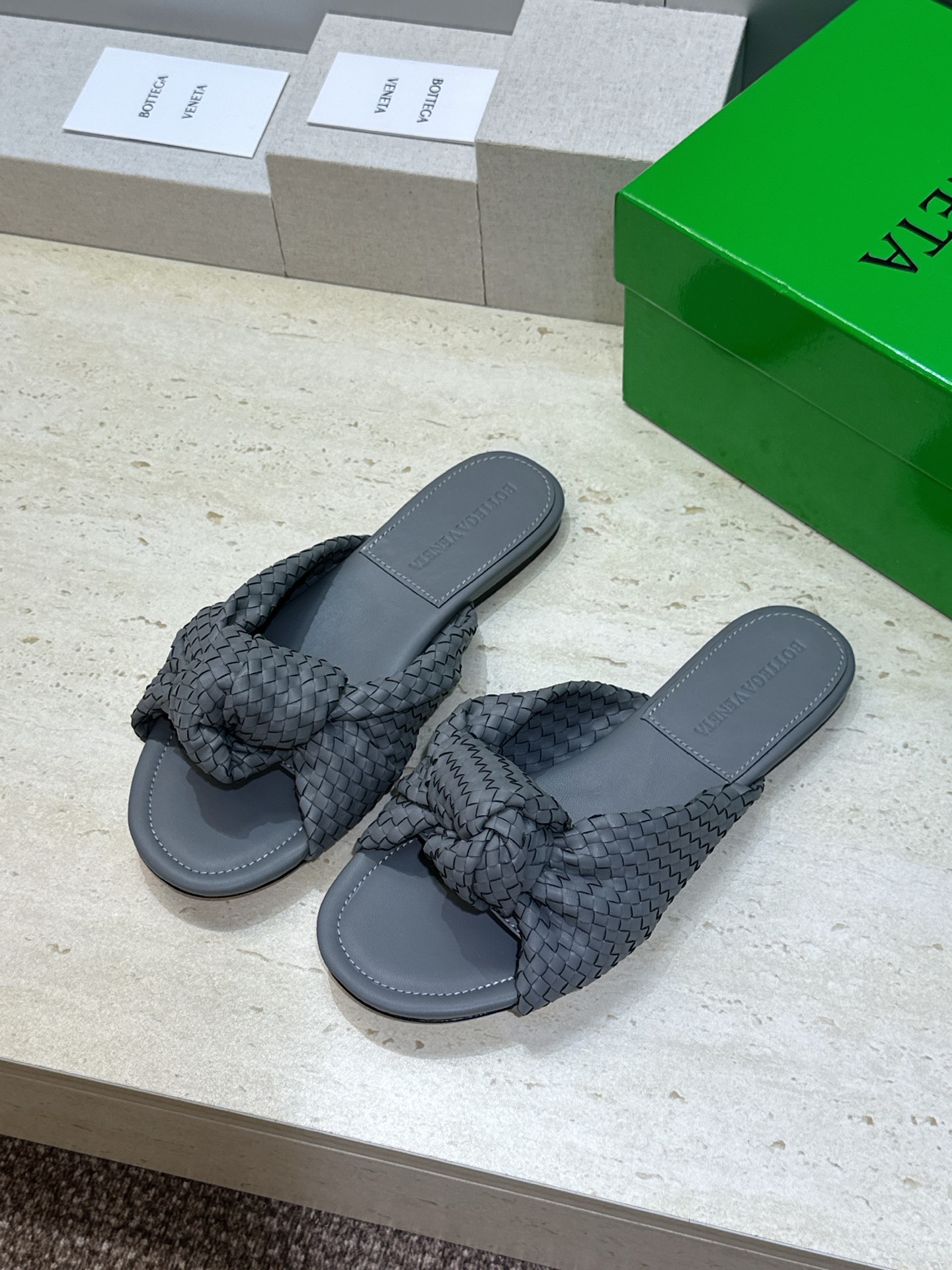 Bottega Veneta 葆蝶家2026春夏新款果冻色高跟编织沙滩女鞋 BV字母logo平底圆头露趾