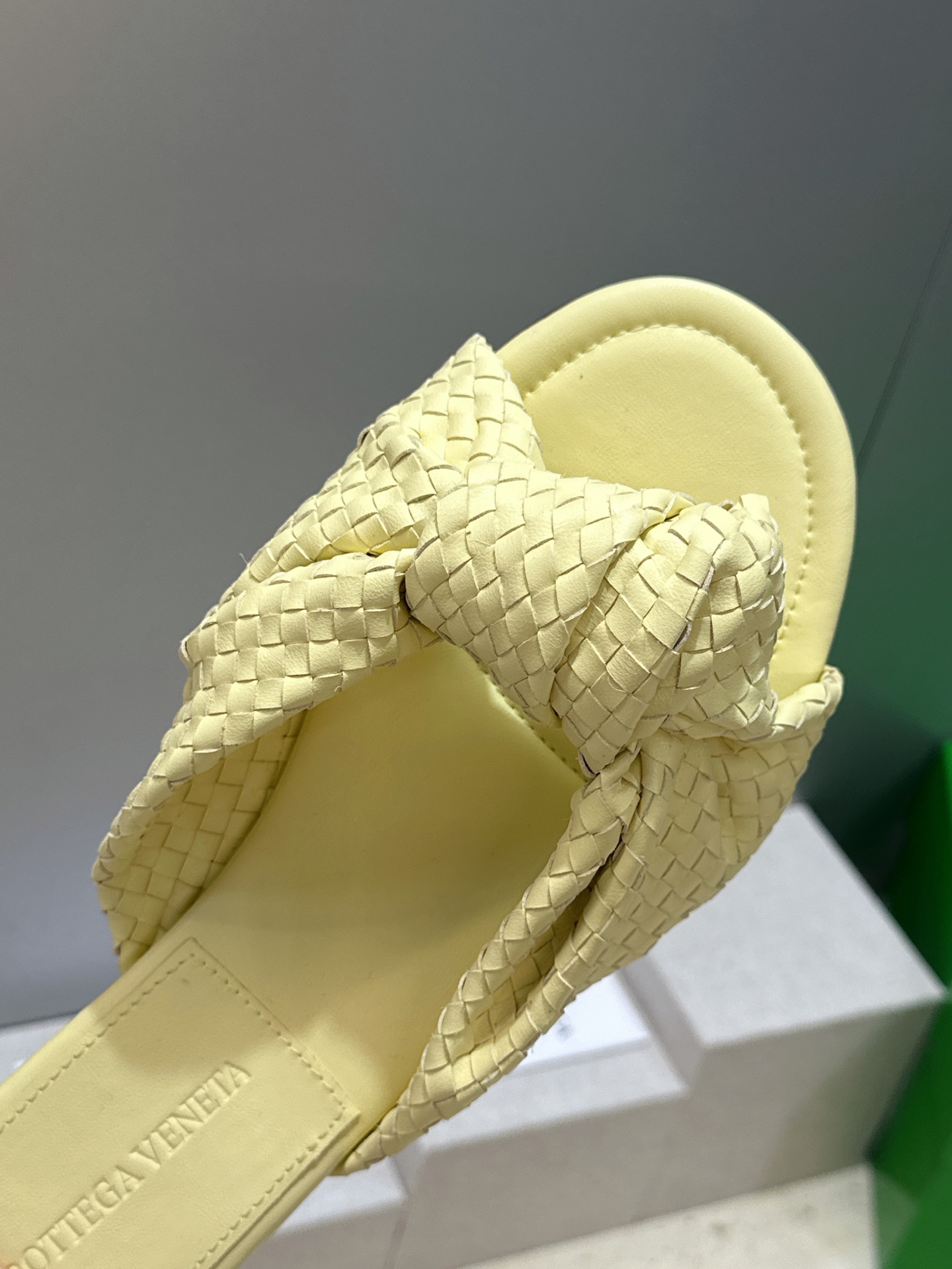 Bottega Veneta 葆蝶家2026春夏新款果冻色高跟编织沙滩女鞋 BV字母logo平底圆头露趾