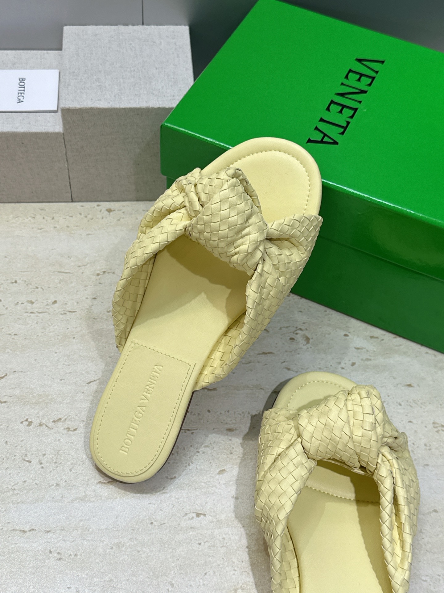 Bottega Veneta 葆蝶家2026春夏新款果冻色高跟编织沙滩女鞋 BV字母logo平底圆头露趾