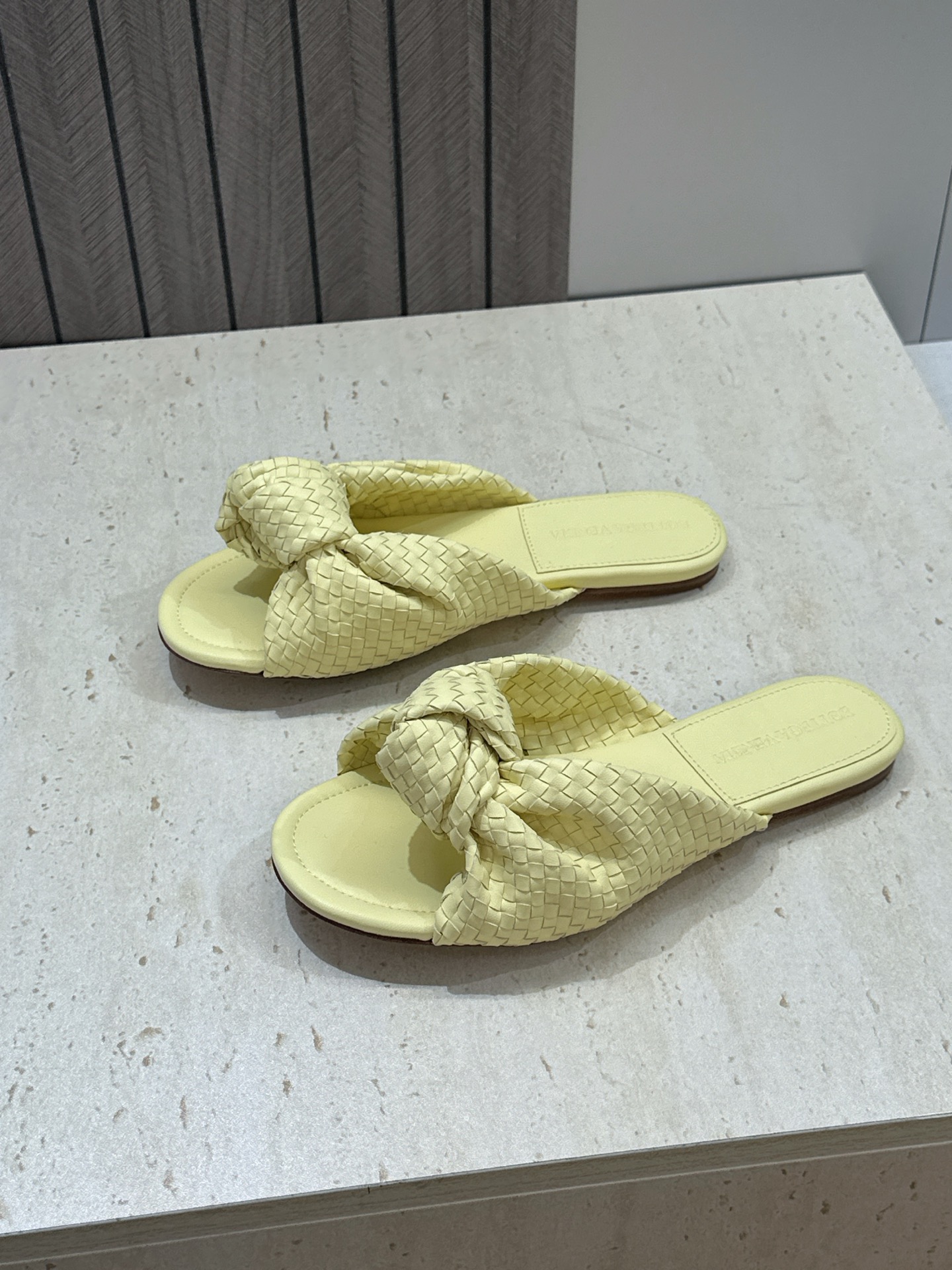 Bottega Veneta 葆蝶家2026春夏新款果冻色高跟编织沙滩女鞋 BV字母logo平底圆头露趾