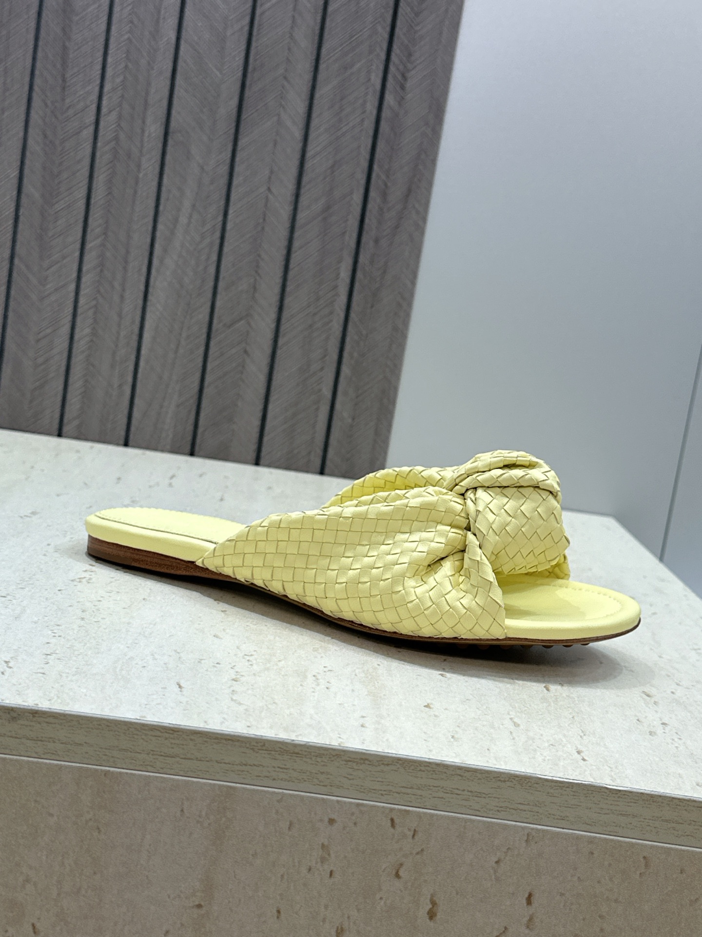 Bottega Veneta 葆蝶家2026春夏新款果冻色高跟编织沙滩女鞋 BV字母logo平底圆头露趾