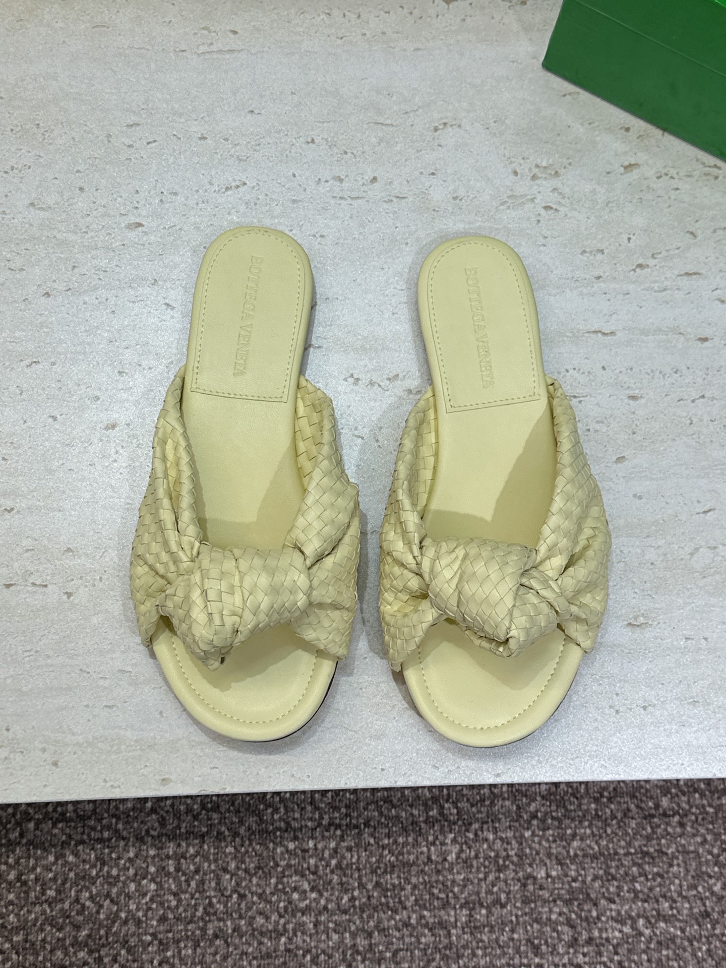 Bottega Veneta 葆蝶家2026春夏新款果冻色高跟编织沙滩女鞋 BV字母logo平底圆头露趾