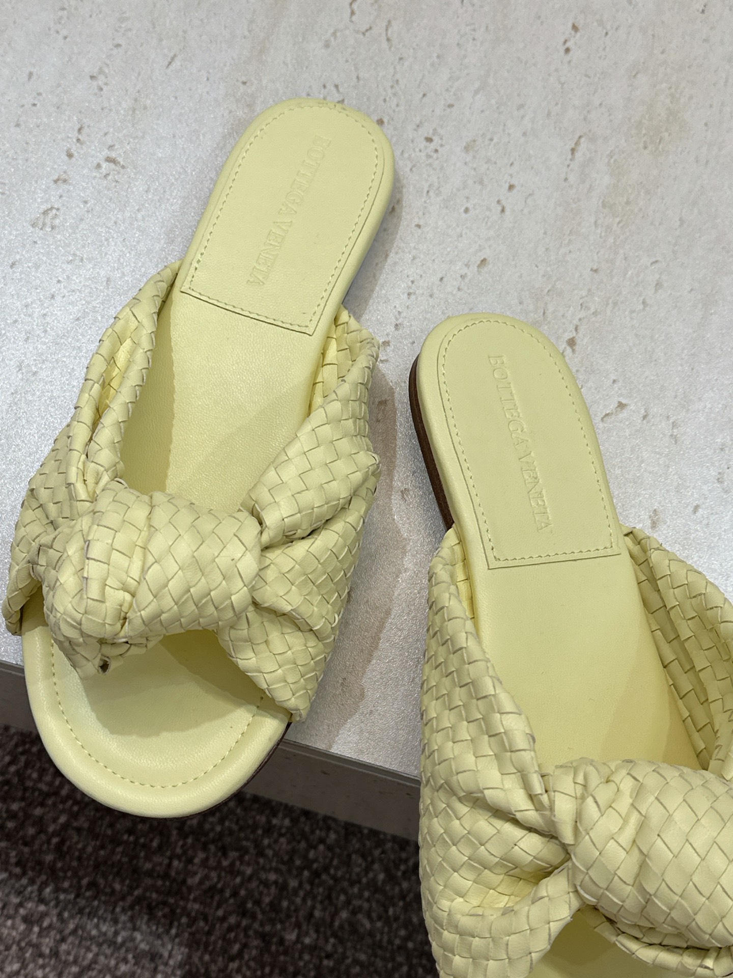 Bottega Veneta 葆蝶家2026春夏新款果冻色高跟编织沙滩女鞋 BV字母logo平底圆头露趾