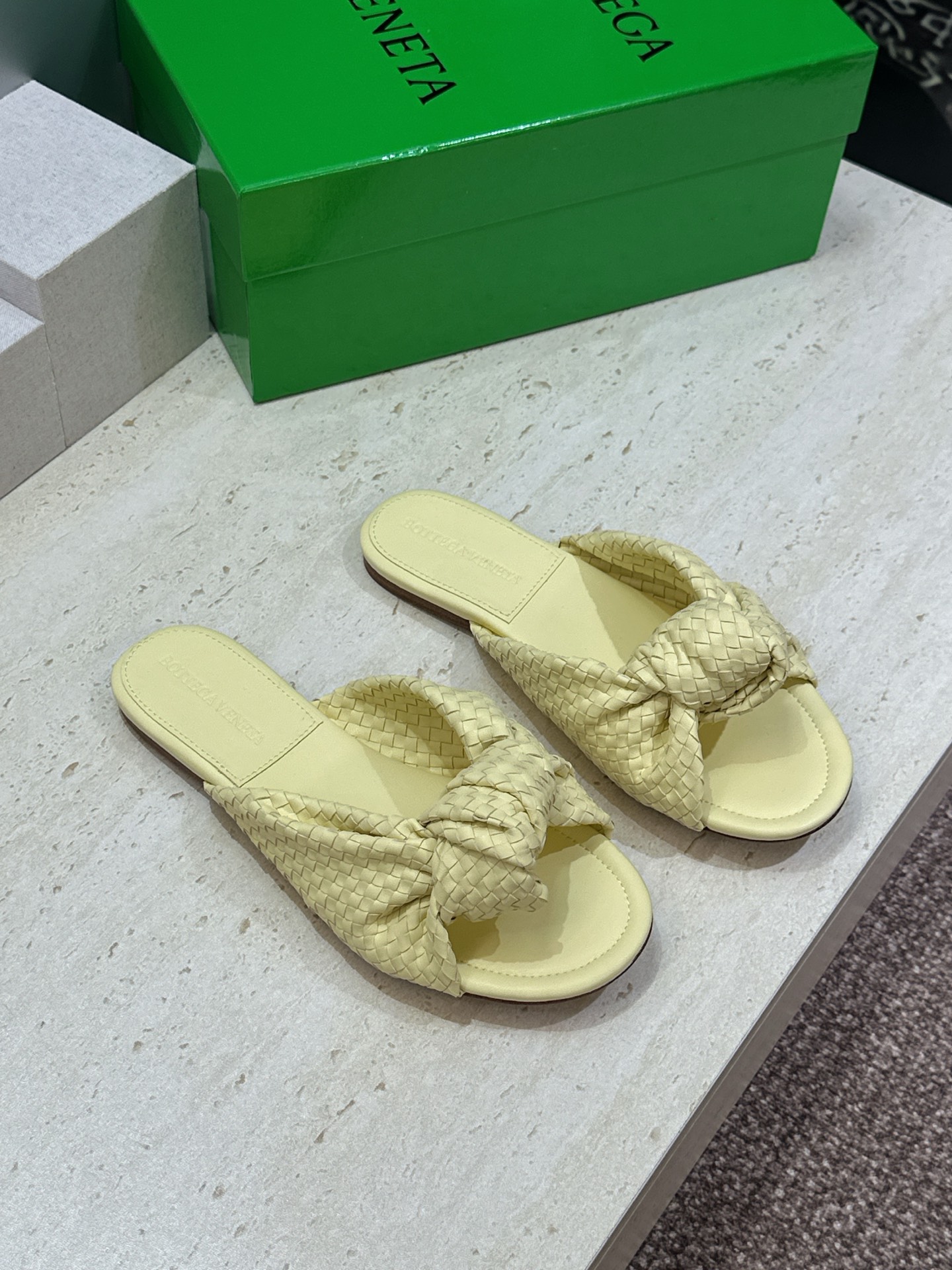 Bottega Veneta 葆蝶家2026春夏新款果冻色高跟编织沙滩女鞋 BV字母logo平底圆头露趾