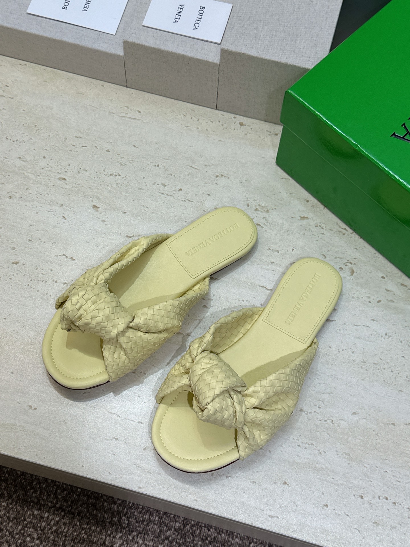 Bottega Veneta 葆蝶家2026春夏新款果冻色高跟编织沙滩女鞋 BV字母logo平底圆头露趾